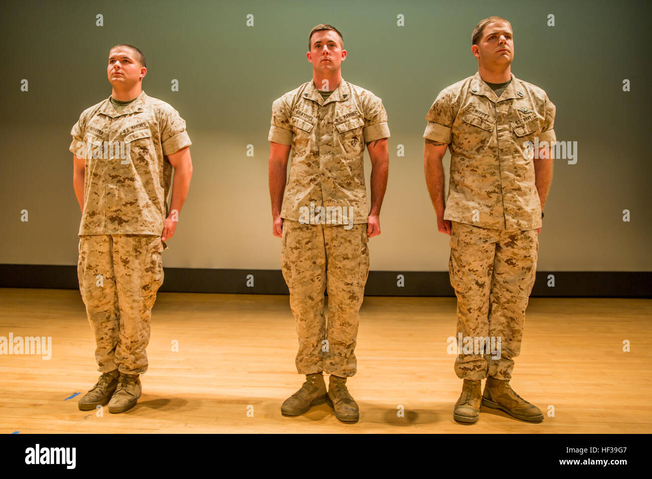 Lance Cpl. Maxwell Navarra (links), ein Squad-Leader mit 1. Bataillon, 2. Marine Regiment, CPL. Zachary Graybill (Mitte), eine organisatorische Automechaniker mit der Einheit und Petty Officer 3rd Class Travis Hippey (rechts), ein Corpsman auch mit dem Gerät stehen stramm, für das Lesen der Zitate im Rahmen einer Feierstunde im Teatro Basis an Bord Camp Lejeune, North Carolina statt , 6. Mai 2015. "Ich denke, es ist wichtig, weil Sie eine Auszeichnung aus jedem lesen und es ziemlich after-the-Fact ist, aber wenn du dich drei Menschen, vor allem zwei von ihnen, die Wunden und jetzt lila Herzen vor erhalten Stockfoto