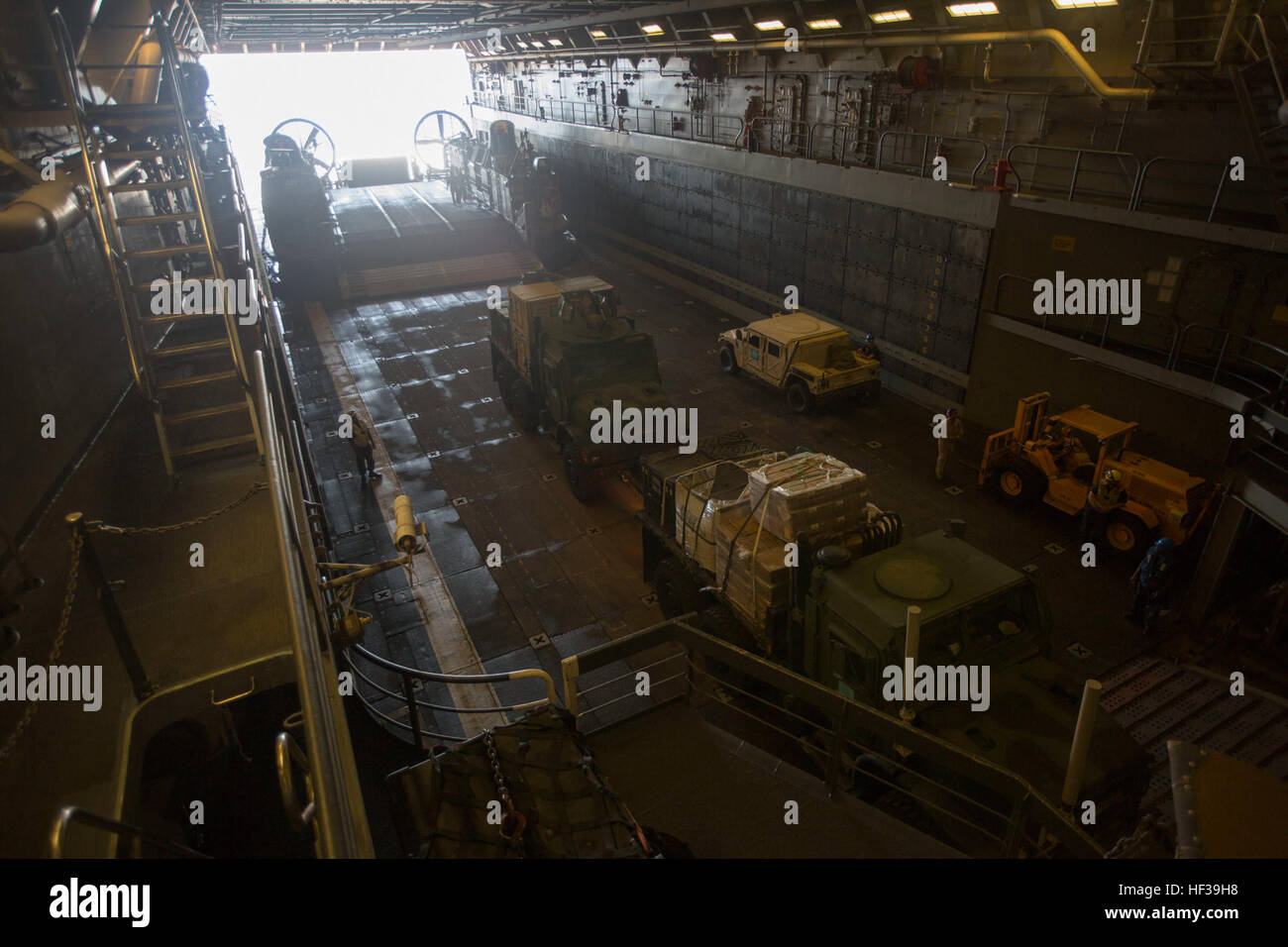 Taktische Fahrzeugen bekämpfen Logistik-Bataillon 24, 24. Marine Expeditionary Unit zugeordnet werden gut Deck die amphibischen Transportschiff der Dock USS New York (LPD-21) in Vorbereitung für eine bilaterale Trainingsübung mit den Franzosen, 6. Mai 2015 nach Djibouti transportiert werden inszeniert. Die 24. MEU ist auf den Schiffen der Iwo Jima amphibisches bereit Gruppe begonnen und wird bereitgestellt, um die Aufrechterhaltung der regionalen Sicherheit in den USA 5. Flotte Einsatzgebiet. (Foto: U.S. Marine Corps CPL. Todd F. Michalek/freigegeben) US Marines trainieren neben französischen Streitkräfte in Dschibuti 150506-M-YH418-003 Stockfoto