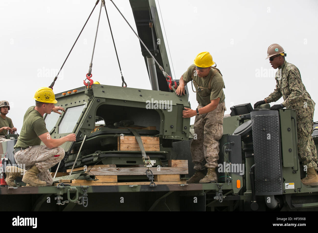 Marines mit Combat Logistik-Regiment 2, 2. Marine Logistics Group und Segler mit Naval Mobile Bau-Bataillon 11, 1. Naval Construction Group, bereiten Sie zusammenzubauen das Fahrerhaus ein MK-23 standard Ladung LKW 9. Mai 2015, am Hafen von Agadir, Marokko nach einem maritimen Stationierung Kraft (MPF) auslagern in Vorbereitung auf die Übung afrikanischen Löwen 15. Nach der MPF müssen Militärfahrzeuge vor Ort zusammengesetzt und kontrolliert, bevor sie, Einheiten für das Training verschickt werden um sicherzustellen, dass sie Personal mit ihnen voll funktionsfähig sind. (Foto: U.S. Marine Corps CPL. Elizabeth A. Case) Stockfoto