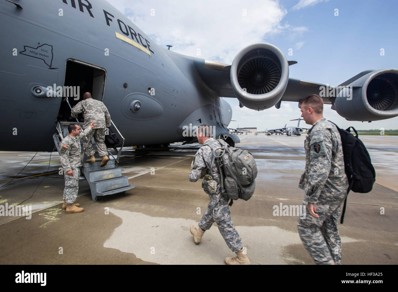 Soldaten mit den Headquarters und Headquarters Company, 50. Infanterie Brigade Combat Team, New Jersey Army National Guard, laden auf eine c-17 Globemaster III von der New York Air National Guard 105. Airlift Wing während einer Bereitstellung Übung am Joint Base McGuire-Dix-Lakehurst, New Jersey, 11. Mai 2015. Die Übung, Teil der Einheit jährliche Ausbildung, war, die Transport-Leistungsfähigkeit des 50. IBCT testen. (U.S. Air National Guard Foto von Master Sergeant Mark C. Olsen/freigegeben) NJNG laden, Fahrzeuge und Soldaten am c-17-150511-Z-AL508-095 Stockfoto