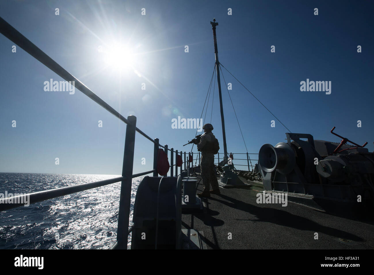 150512-M-YH418-001: MEERENGE von BAB AL MANDEB (12. Mai 2015) - Lance Cpl. Ryan Recanati, eine Anti-Panzer-Missileman mit Waffen Firma, Battalion Landing Team 3. Bataillon, 6. Marine Regiment, 24. Marine Expeditionary Unit, steht Sicherheit im Rahmen einer Kleinkaliber-Action-Teams an Bord der Grube Gegenmaßnahmen Schiff USS Sentry (MCM-3) beim Transit durch die Meerenge von Bab-al-Mandeb, 12. Mai 2015. Eine Kontingent von 24. MEU Marines ergänzt das Schiff Sicherheit beim Transit durch die stark befahrene Straße. Die 24. MEU ist auf den Schiffen der Iwo Jima amphibisches bereit Gruppe begonnen und ist de Stockfoto