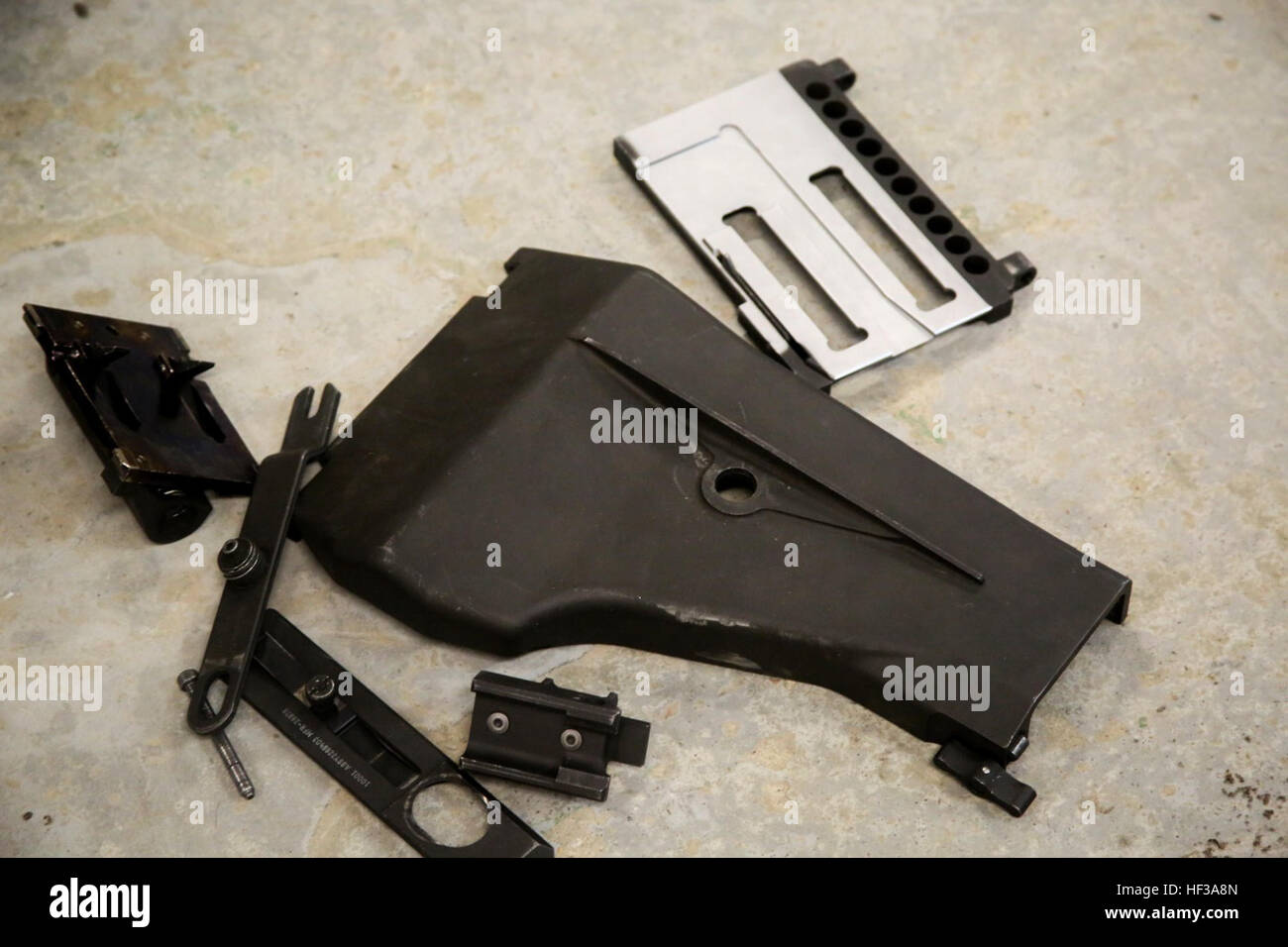 Mehrere Teile aus einem automatischen Granatwerfer Mk-19 sitzen auf dem Boden als Marine mit 2. liefern Bataillon, 2. Marine Logistics Group ist auf seine Fähigkeit zu zerlegen und wieder zusammenbauen, die Waffe in einem Maschinengewehr Assistant Instructor Kurs an Schlacht Skills Training School an Bord Camp Lejeune, North Carolina, 14. Mai 2015 getestet. Das Ziel des Kurses ist es, Marines mit dem mittleren Maschinengewehr M240B, die automatische Granatwerfer Mk-19 und das Kaliber.50 Maschinengewehr vertraut zu machen. (U.S. Marine Corps Foto von CPL. Kirstin Merrimarahajara/freigegeben) 2. liefern Marines erfahren Sie mehr über Maschinengewehre Stockfoto