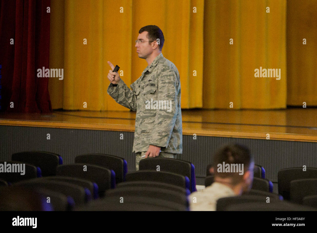 Air Force Captain Dmitry Masharin zeigt die Kultur der Terroristen in Europa für Studierende des Studiengangs Dynamik des internationalen Terrorismus 15 Mai im Camp Foster Theater. Der DIT-Kurs, angeboten durch die US Air Force Special Operations Schule, erzieht master Arbeit Auftragnehmer über die Grundlagen der lokalen und globalen Terrorismus und Angehörige und Bewusstsein. Instruktoren bedeckt mehrere Regionen einschließlich der Pazifik, Europa, Afrika und dem Nahen Osten. Anti-Terror-Kurs statt auf Camp Foster 150515-M-JH956-0010 Stockfoto