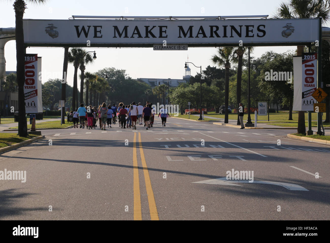 Zu Ehren der Marines im vergangenen Jahrhundert zu machen statt Marinekorps rekrutieren Depot Parris Island 100 Kilometer Staffellauf, 16.Mai. 100 Jahre Blut, Schweiß und Tränen 150516-M-SK244-002 Stockfoto