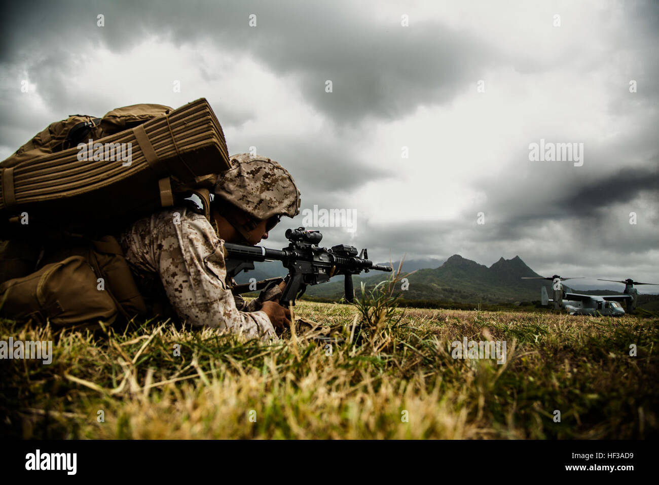 Ein US-Marine mit Lima, Battalion Landing Team 3. Bataillon, 1. Marineregiment, 15. Marine Expeditionary Unit schafft Sicherheit an Bord Balg Air Force Station, Hawaii, 17. Mai 2015. Die Marines mit dem 15. MEU weiterhin Kampfbereitschaft bei einer siebenmonatigen Bereitstellung durch die Pacific und Central Command Gegenden. (Foto: U.S. Marine Corps CPL Elize McKelvey/freigegeben) 15. MEU Marines bieten Sicherheit 150517-M-JT438-016 Stockfoto