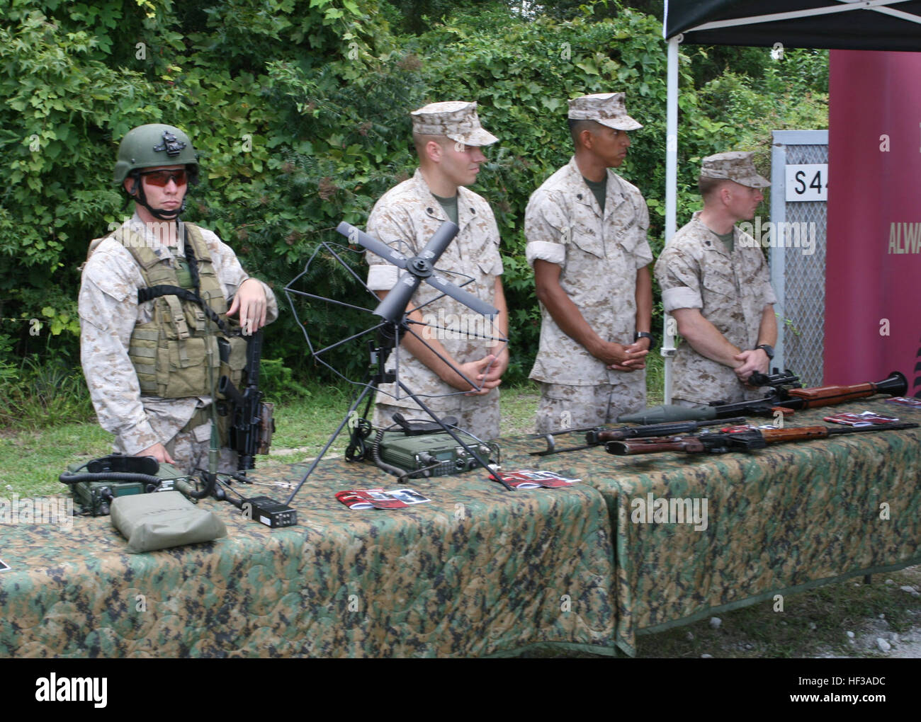 Marines aus Marine Special Operations Command zeigt Waffen, die üblicherweise von Aufständischen im Irak und in Afghanistan während der Mitglieder einer Quadrennial Defense Review Panel Tour Camp Lejeune, 28. August 2009.  Das QDR Panel war II MEF und MARSOC seine Mitglieder mit einer Übersicht der Marinekorps amphibischen Fähigkeiten und unregelmäßige Kriegsführung Ausbildung bieten. II MEF präsentiert seine Fähigkeiten zur irregulären Kriegführung für QDR Panel DVIDS200436 Stockfoto