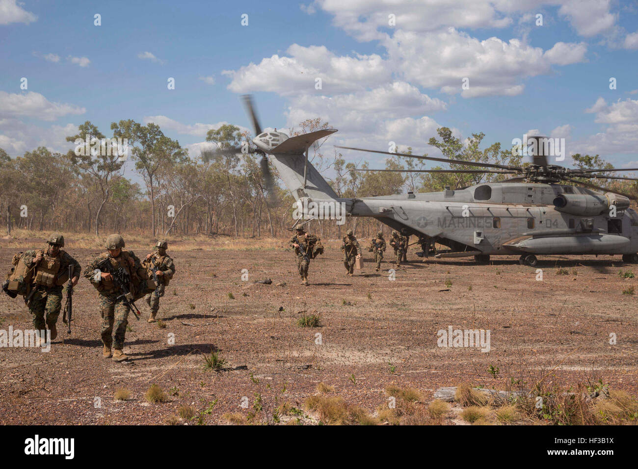 US-Marines mit Firma A, 1. Bataillon, 4. Marine Regiment, Marine Drehkraft – Darwin, Ausfahrt einen CH-53E Super Stallion-Hubschrauber aus schweren Hubschrauber-Geschwader-463, MRF-D, während einer Betankung und Transport 22.Mai am Mount Bundey Training Area, Northern Territory, Australien. Zwei CH-53Es abgeholt und transportiert etwa 140 Marines von Robertson Kasernen MBTA Übung Räuber zu Fuß beginnen. Die Übung ist eine dreiwöchige bilaterale Training-Entwicklung mit der australischen Armee und ermöglicht die Marines mit vertraut zu machen und verbessern ihre Kenntnisse über die Australier te Stockfoto