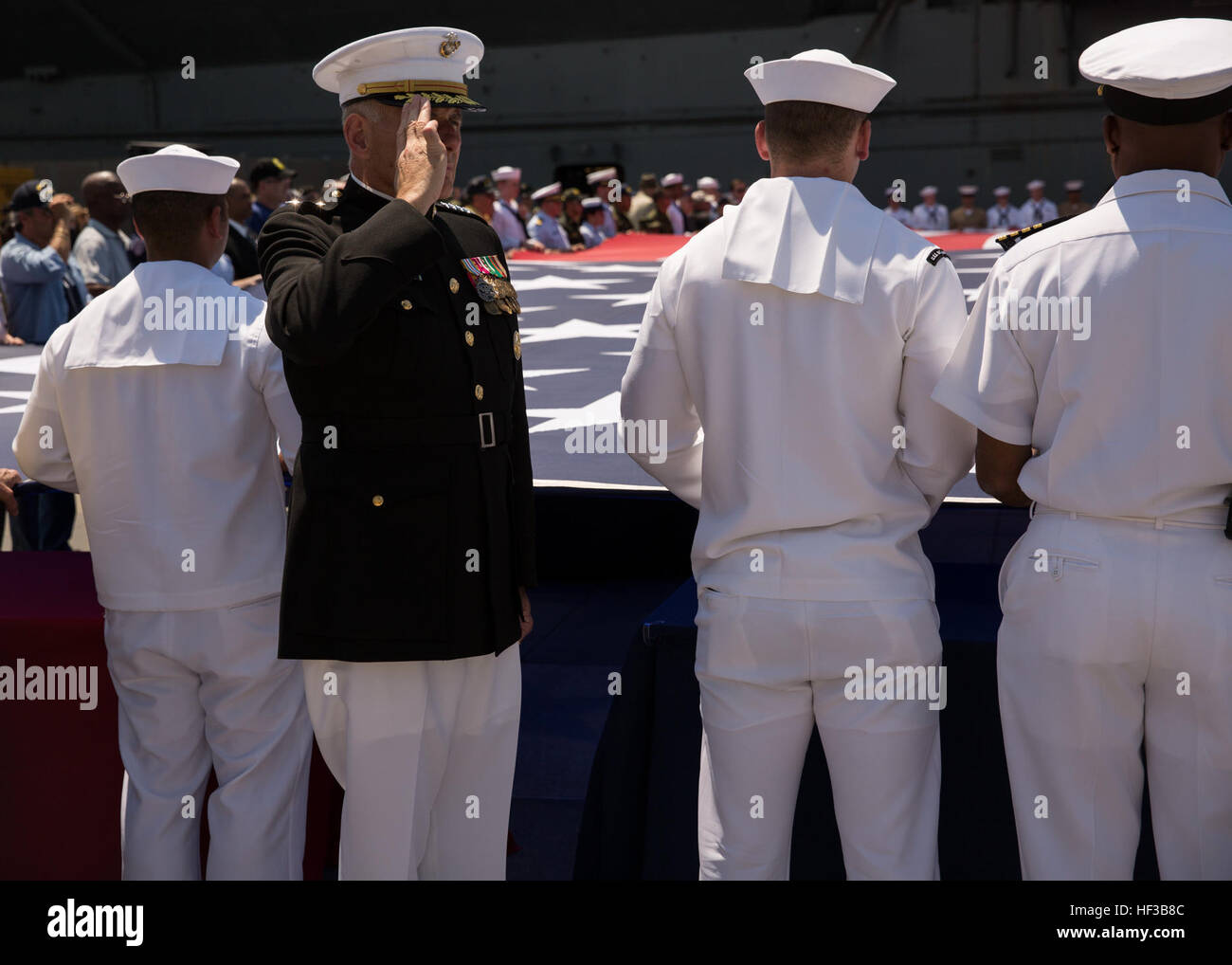 General John Kelly, der Kommandeur des US Southern Command, würdigt die Farben während der Hähne, gespielt von der Marine Band Northeast während der Memorial Day Zeremonie am Pier 86, New York City, Mai 25. Bewohner von New York, aktive und Reserve-Service-Mitglieder und Veteranen trafen sich am Pier 86; Das Intrepid Sea, Air and Space Museum, zu erinnern, wer das ultimative Opfer bezahlt haben, diejenigen, die am 11. September umgekommen und die Männer und Frauen, die auf der USS Intrepid, gedient, wenn es aktiv ist, während der Fleet Week in New York war. (Foto: U.S. Marine Corps CPL. Justin T. Updegraff / Release Stockfoto