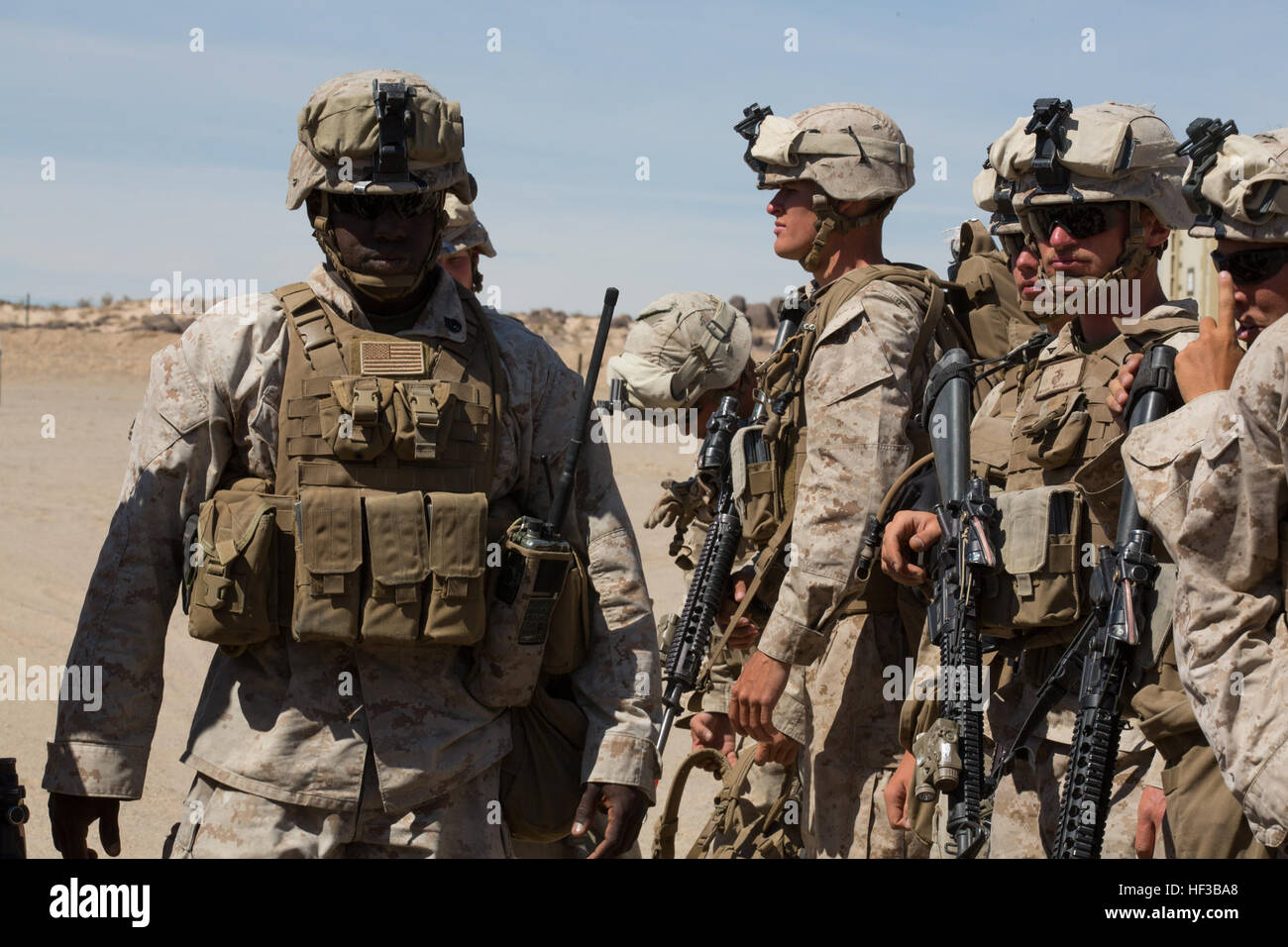 US-Marines mit Lima Unternehmen, 3. Bataillon, 8. Marines (3/8), eine Botschaft von Verstärkung während integrierte Training Übung (ITX) 3-15 an Bord der Marine Corps Air Ground Combat Center Twentynine Palms, Kalifornien, 26. Mai 2015 durchzuführen. 6. Marines und untergeordnete Einheiten nahmen an ITX 3-15 um sicherzustellen, dass alle Elemente der Special-Purpose Marine Air Ground Task Force 6 (SPMAGTF-6) für zukünftige Bereitstellungen und operativen Verpflichtungen bereit sind. (U.S. Marine Corps Foto von Staff Sgt Keonaona C. Paulo 2D MARDIV Bekämpfung der Kamera/freigegeben) ITX 3-15-150526-M-EF955-120 Stockfoto