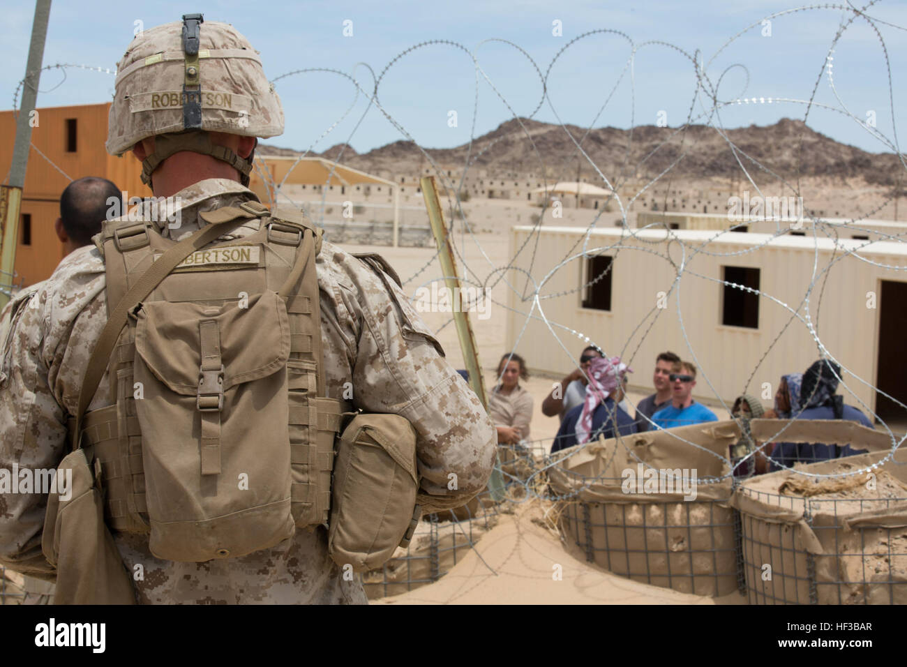 Ein US-Marine mit Kilo Unternehmen, 3. Bataillon, 8. Marines (3/8), führt eine Botschaft Verstärkung während integrierte Training Übung (ITX) 3-15 an Bord der Marine Corps Air Ground Combat Center Twentynine Palms, Kalifornien, 26. Mai 2015. 6. Marines und untergeordnete Einheiten nahmen an ITX 3-15 um sicherzustellen, dass alle Elemente der Special-Purpose Marine Air Ground Task Force 6 (SPMAGTF-6) für zukünftige Bereitstellungen und operativen Verpflichtungen bereit sind. (U.S. Marine Corps Foto von Staff Sgt Keonaona C. Paulo 2D MARDIV Bekämpfung der Kamera/freigegeben) ITX 3-15-150526-M-EF955-364 Stockfoto