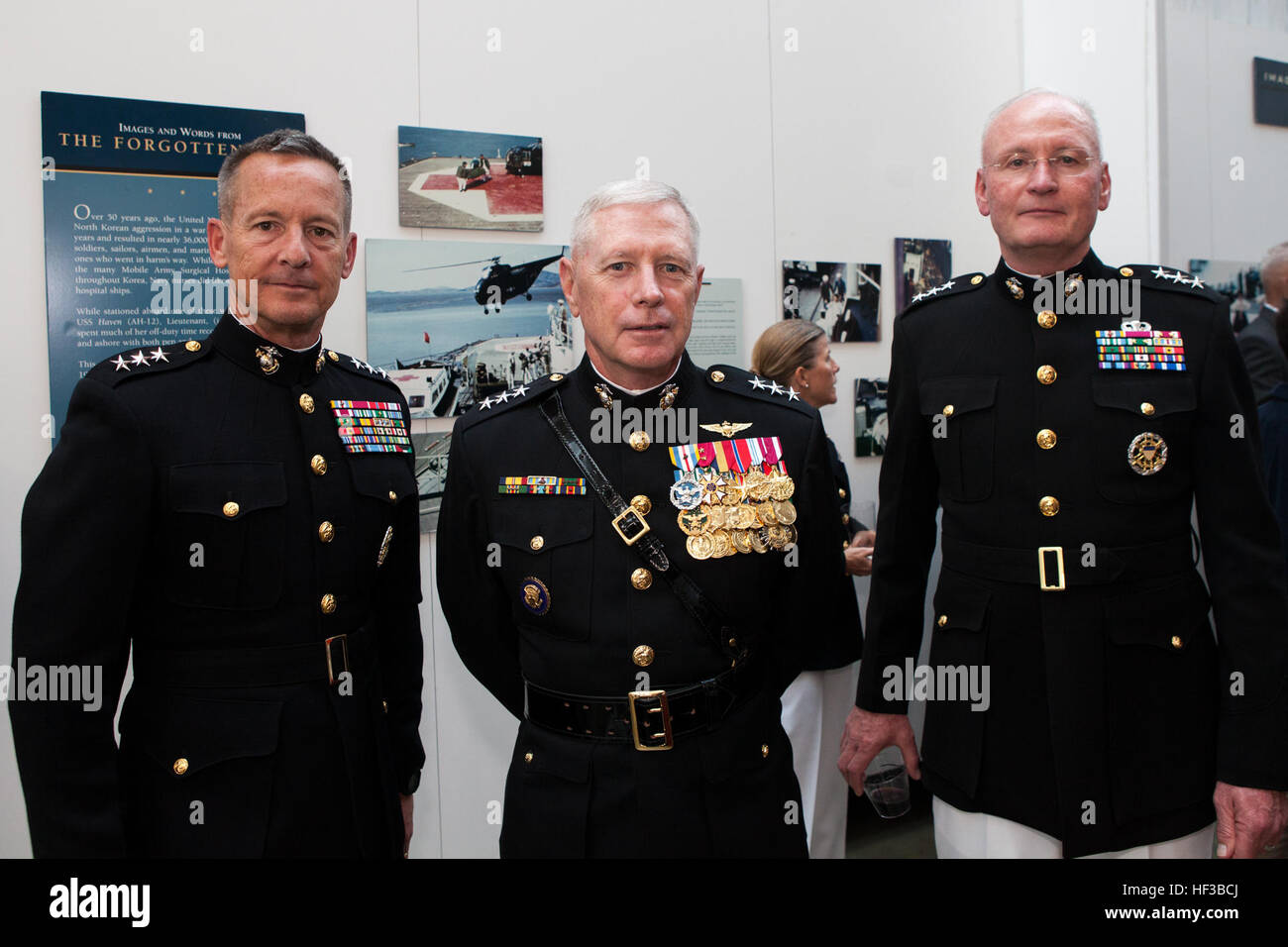 Von links, US Marine Corps Generalleutnant William M. Faulkner, stellvertretender Kommandant für Installationen und Logistik; Generalleutnant Kenneth J. Glueck, Jr., stellvertretender Kommandant für die Bekämpfung der Entwicklung und Integration; und Generalleutnant James B. Laster, Direktor des Marine Corps während des Sonnenuntergangs Parade Empfangs bei der Frau im Militärdienst für Amerika Memorial, Arlington, VA., 26. Mai 2015 für Foto darstellen. Seit September 1956 haben marschierende und musikalische Einheiten von Marine Barracks Washington, D.C., in Würdigung wurde für diejenigen, die hat "ungewöhnlich Tapferkeit war eine gemeinsame Tugend" von präsentiert Sonnenuntergang Paraden in t Stockfoto