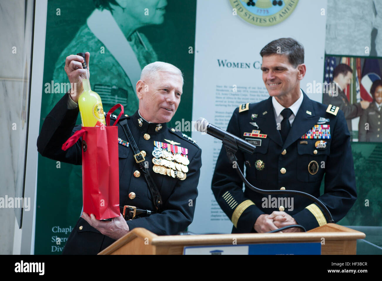 US Marine Corps Generalleutnant Kenneth J. Glueck, Jr., stellvertretender Kommandant für die Bekämpfung der Entwicklung und Integration, links, präsentiert Geschenk Armee General Joseph L. Votel, Commander für US Special Forces Command, während des Sonnenuntergangs Parade Empfangs bei der Frau im Militärdienst für Amerika Memorial, Arlington, VA., 26. Mai 2015. Seit September 1956 haben marschierende und musikalische Einheiten von Marine Barracks Washington, D.C., in Würdigung wurde für diejenigen, die "ungewöhnlich Tapferkeit war eine gemeinsame Tugend" durch die Vorlage Sonnenuntergang Paraden im Schatten der 32-Fuß hohe Persönlichkeiten des United States Marine Corps Krieg Memo Stockfoto