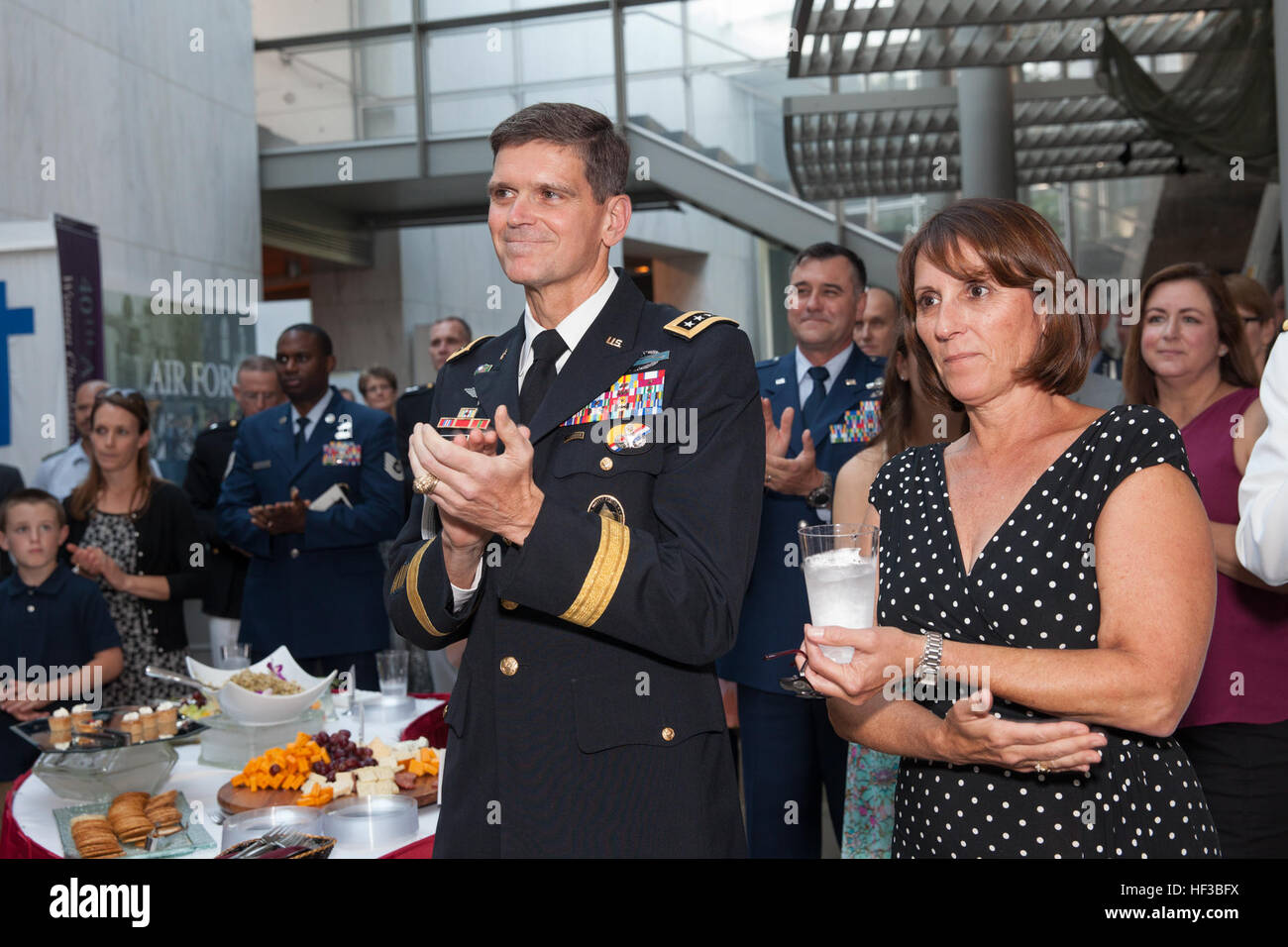 US Army General Joseph L. Votel, Commander, US Special Forces Command, applaudiert während des Sonnenuntergangs Parade Empfangs bei den Frauen im Militärdienst für Amerika Memorial, Arlington, VA., 26. Mai 2015. Seit September 1956 haben marschierende und musikalische Einheiten von Marine Barracks Washington, D.C., in Würdigung wurde für diejenigen, die "ungewöhnlich Tapferkeit war eine gemeinsame Tugend" durch die Vorlage Sonnenuntergang Paraden im Schatten der 32-Fuß hohe Persönlichkeiten des United States Marine Corps War Memorial. (U.S. Marine Corps Foto von Lance Cpl. Alejandro Sierras/freigegeben) Sonnenuntergang-Parade 150526-M-GK605-083 Stockfoto