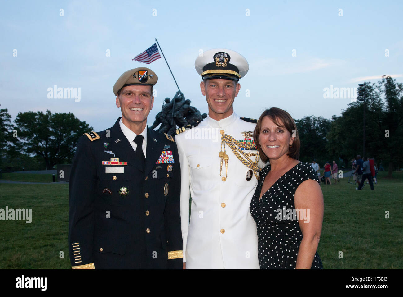 US-Armee General Joseph L. Votel, Commander, US Special Forces Command, links, posiert für ein Foto mit einem Gast beim Abschluss der Sonnenuntergang Parade auf der Marine Corps War Memorial in Arlington, VA., 26. Mai 2015. Seit September 1956 haben marschierende und musikalische Einheiten von Marine Barracks Washington, D.C., in Würdigung wurde für diejenigen, die "ungewöhnlich Tapferkeit war eine gemeinsame Tugend" durch die Vorlage Sonnenuntergang Paraden im Schatten der 32-Fuß hohe Persönlichkeiten des United States Marine Corps War Memorial. (U.S. Marine Corps Foto von Lance Cpl. Alejandro Sierras/freigegeben) Sonnenuntergang-Parade 150526-M-GK605-432 Stockfoto