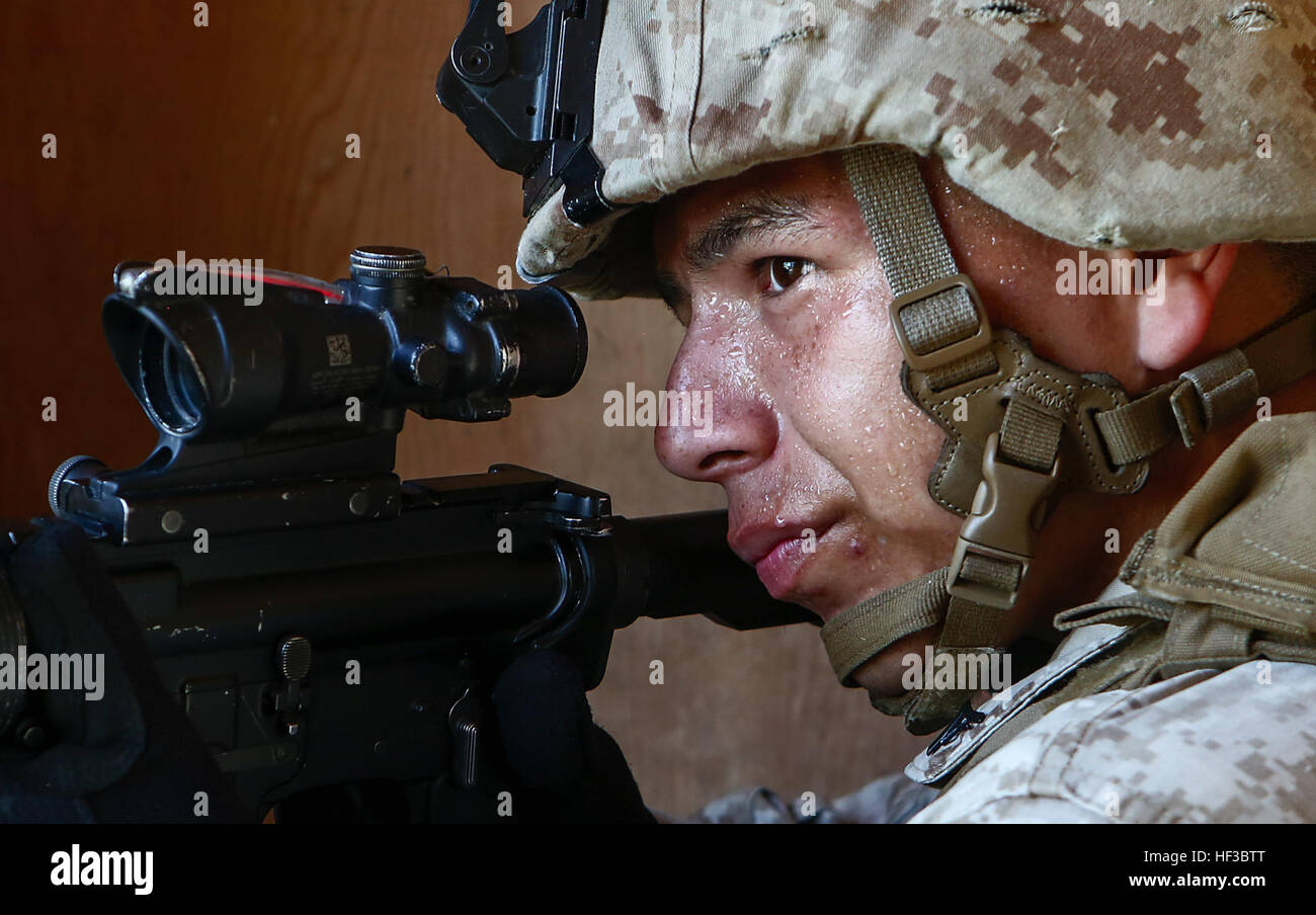 Marines mit Firma E, Battalion Landing Team 2/6 Durchführung militärischer Operationen in urbanem Gelände (MOUT) Ausbildung bei Mobile MOUT an Bord der Marine Corps Base Camp Lejeune, North Carolina, 28. Mai 2015. Während des Trainings die Marines praktiziert, patrouillieren, Fahrzeug Kontrollpunkte festgelegt und Angriff Bohrer während Tag und Nacht Operationen durchgeführt. (Foto von Staff Sgt Bobby J. Yarbrough) BLT 2-6 führt MOUT 150528-M-DE426-078 Stockfoto