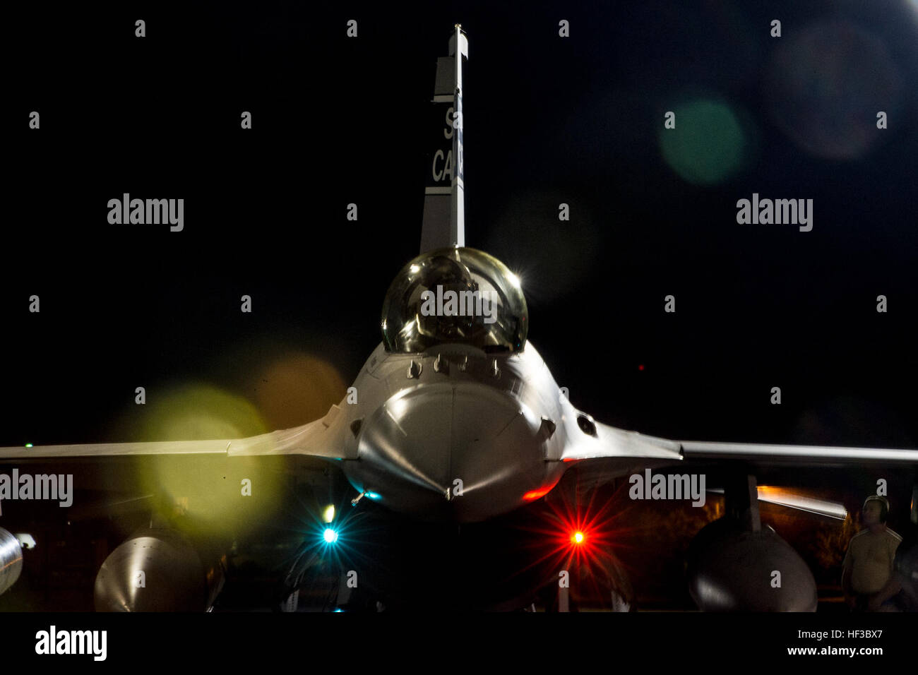 Eine f-16 South Air National Guard sitzt auf der Rampe vor eine nächtliche Abfahrt nach Łask Air Base, Polen, 28. Mai 2015. 169. Kämpfer-Flügel an McEntire Joint National Guard Base, S.C., Einsatz f-16 Block 52 Fighting Falcons zur Unterstützung der Operation Atlantic lösen Trainingsmission, genannt eine Aviation Detachment, Paarung Swamp Fox f-16 Piloten und Wartungsmannschaften mit ihren Kollegen der polnischen Luftwaffe bei Łask Air Base. Diese bilateralen Ausbildung von US Air Forces Europe und Air Forces Africa, gehalten seit 2012 statt. Durch verstärkte Beziehungen und Verpflichtungen mit unseren allie Stockfoto