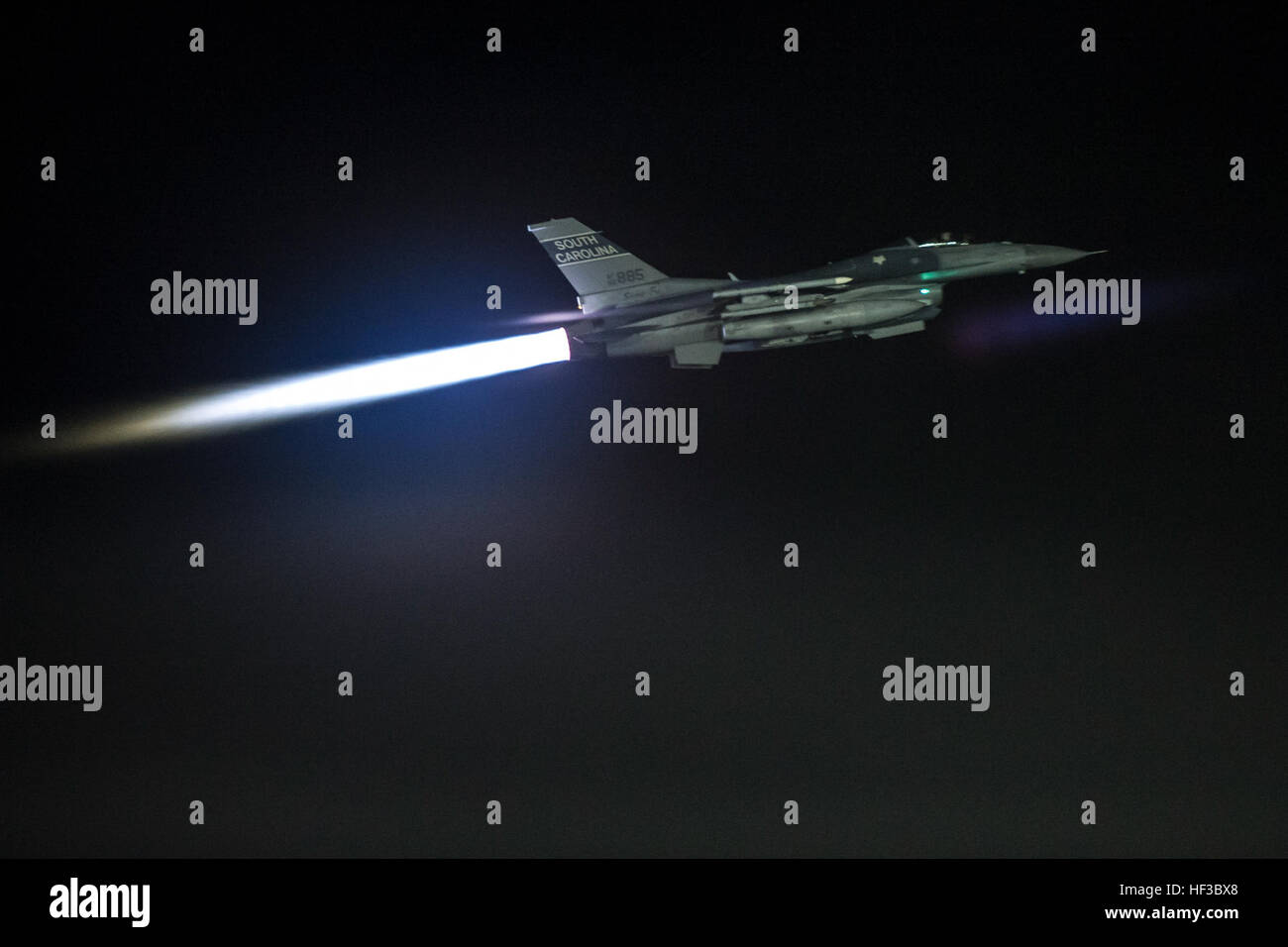 U.S.  Air Force f-16 Block 52 setzt Fighting Falcon von der South Carolina Air National Guard 169. Kämpfer-Flügel an McEntire Joint National Guard Base, S.C., zur Unterstützung der Operation Atlantic lösen bei Łask Air Base, Polen, 28. Mai 2015. Das Trainingsmission, genannt eine Aviation Detachment wird Swamp Fox f-16 Piloten und Wartungsmannschaften mit ihren Kollegen der polnischen Luftwaffe bei Łask Air Base während der Operation Atlantic lösen koppeln. Diese bilateralen Ausbildung von US Air Forces Europe und Air Forces Africa, gehalten seit 2012 statt. Durch verstärkte Beziehungen und Verpflichtungen Stockfoto