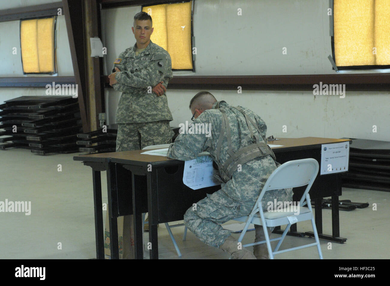 Staff Sgt Brandon J. Kennedy studiert seine Karte für den Land Navigation Krieger Aufgabe Bohrer am Fort Pickett, VA., 29. Mai 2015. Die Region II besten Krieger Wettkämpfe inklusive der Armee-körperliche Fitness-Test, Land Navigation, Treffsicherheit, mehrere Krieger Aufgaben und ein Brett. (Foto von Staff Sgt Nancy Spicer, 29. Mobile Public-Affairs-Abteilung) Region II besten Krieger Wettbewerb 2015 150530-Z-OP737-186 Stockfoto