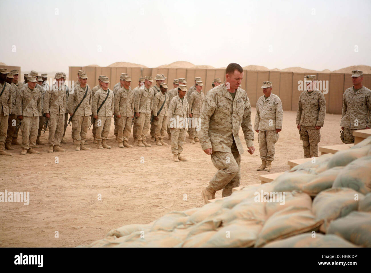 Seeleute, die einer medizinischen Firma des Marine Corps zugeordnet sind, werden während einer Zeremonie im Camp Dwyer, Afghanistan, in den Rang eines Chief Petty Officer befördert. Stockfoto