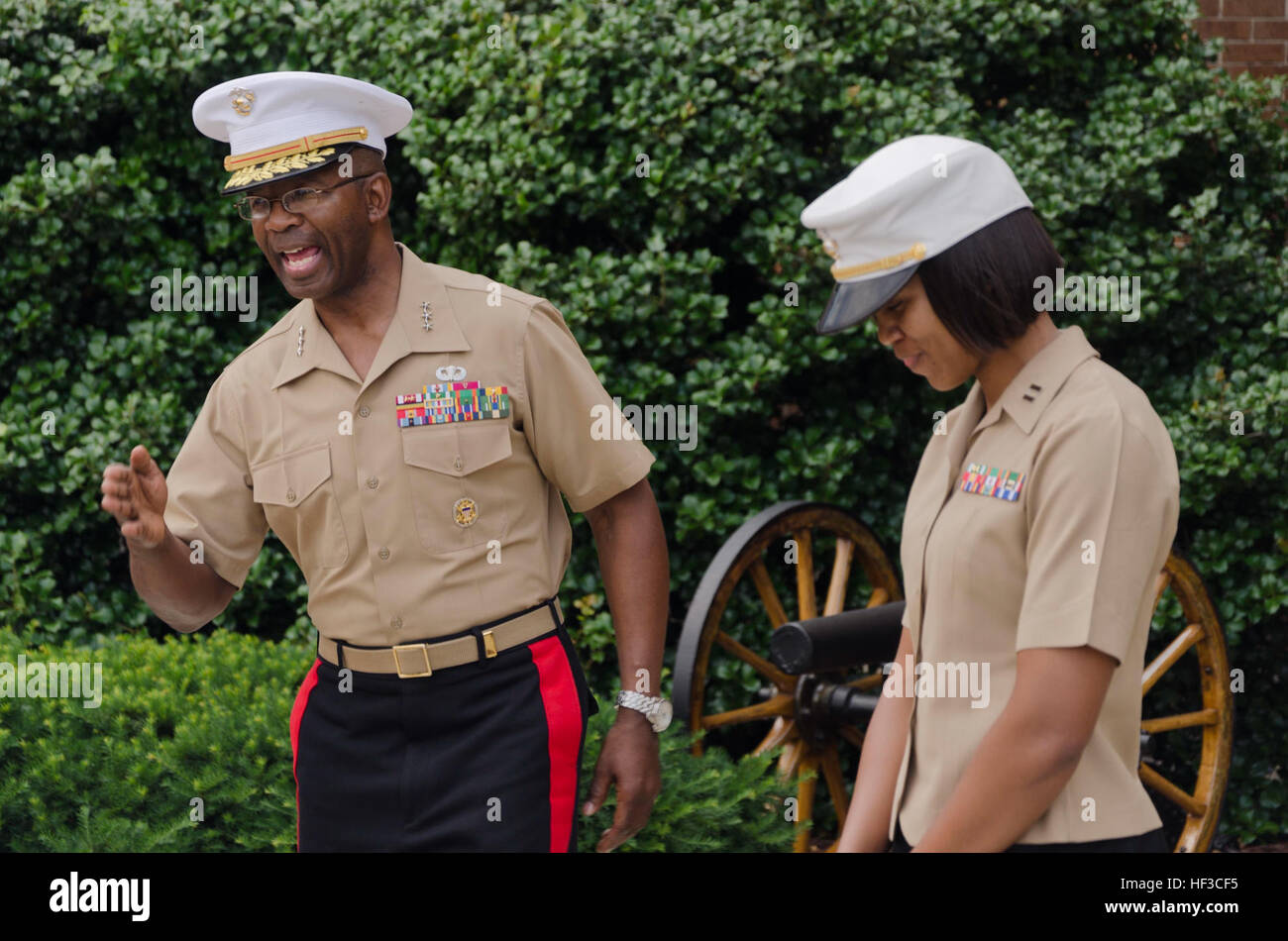 Das Marine Corps führte eine Aufstiegszeremonie in der Marine Barracks Washington, D.C. durch, in der ein Offizier mit Kampferfahrung im Irak und Afghanistan und ihre aktuelle Rolle bei der Rekrutierung von qualifiziertem Personal gewürdigt wurde. Stockfoto