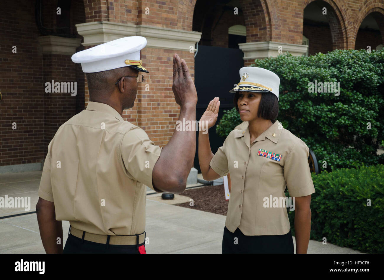Ein U.S. Marine rezitiert den uniformierten Dienstleistungeid während einer Aufstiegszeremonie in der Marine Barracks Washington, D.C. am 6. Juni 2015, nachdem er als Offizier für öffentliche Angelegenheiten mit Kampferfahrung im Irak und Afghanistan gearbeitet hatte. Stockfoto