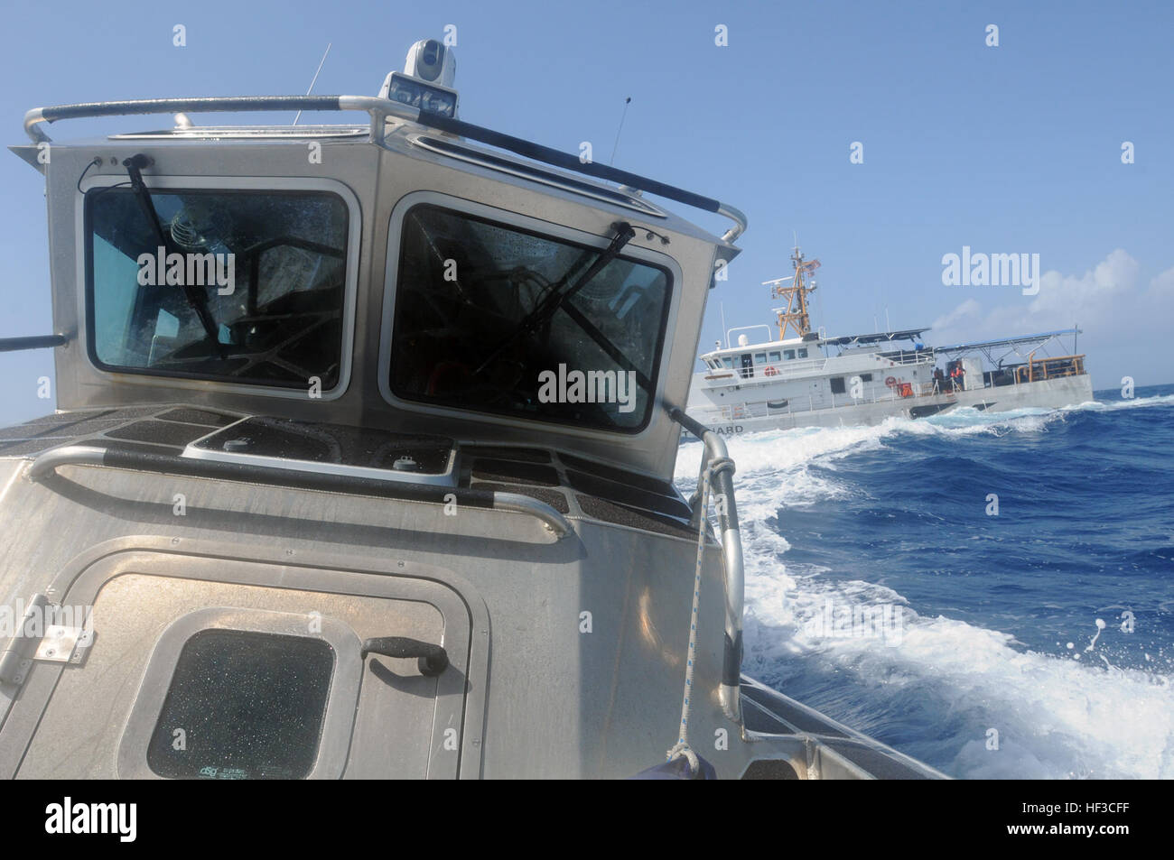 Eine Antigua And Barbuda Defence Force Coast Guard 33-Fuß besonderen Zweck Handwerk - Law Enforcement-Boot zieht von der U.S. Coast Guard Cutter Kathleen Moore nach der Einschiffung einer Mannschaft zur Teilnahme an einem Höhepunkt maritimen Events am 6. Juni während Tradewinds 2015 Phase eins. Kathleen Moore geboten an der Veranstaltung als ein Fischereifahrzeug schmuggeln Drogen vermutet. Tradewinds 2015 ist eine gemeinsame, kombinierte Übung führte in Verbindung mit Partnerstaaten zur Verbesserung der kollektiven Fähigkeiten der Streitkräfte und Wachkörpern, gegen die grenzüberschreitende organisierte Kriminalität und Durchführung humanitärer/d Stockfoto