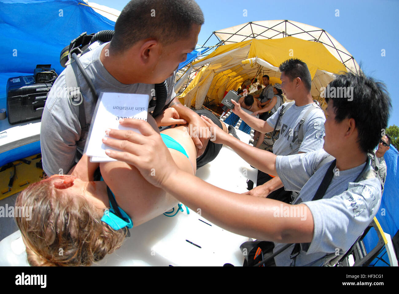 Die CBRNE CERF-P-Soldaten der Hawaii National Guard führen am 6. Juni 2015 während der Übung Vigilant Guard/Makani Pahili 2015 in Kalaeloa, Hawaii, eine Massendekontamination chemischer Vorfälle durch. Stockfoto