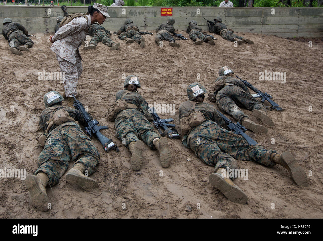 Sgt. Simone L. King, Drill Instructor School Student, fördert die Rekruten der Papa Company, 4. rekrutieren Training Battalion, schneller durch ein Kampftraining Kurs 9. Juni 2015, bewegen auf Parris Island, SC Der Kurs ist Teil der Grundausbildung Krieger, die in der neunten Woche von Boot Camp, dessen Schwerpunkt Bereich im Zusammenhang mit Grundkenntnissen, die alle Marines wissen müssen statt. Diese Fähigkeiten werden erweitert, während Follow-on Training in Camp Lejeune, North Carolina König, 25, ist von Long Beach Island, N.J. Papa Unternehmen ist Diplom 2. Juli 2015 geplant. Parris Island wurde die Website des Marinekorps-Rekrut trainin Stockfoto