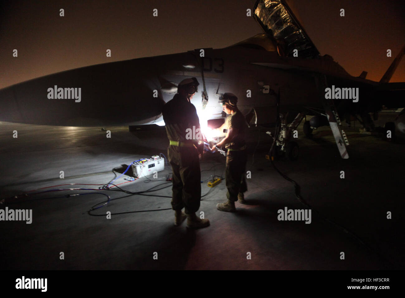 US-Marines mit Marine Fighter Attack Squadron 232, speziellen Zweck Marine Air-Ground Task Force – Reaktion auf die Krise – Central Command, Wartungsarbeiten an einer F/A-18 Hornet in Südwestasien 9. Juni 2015. Piloten von VMFA-232 unterstützen Combined Joint Task Force-Betrieb innewohnende zu lösen, mit einer Kombination von Überwachungsflüge und kinetische strike Missionen, so dass irakische Sicherheitskräfte in ihrem Kampf gegen den islamischen Staat im Irak und der Levante. (US Marine Corps Foto von Leah Agler CPL.) US-Marines Verhalten Betrieb innewohnende Entschlossenheit Streiks 150608-M-TT095-192 Stockfoto