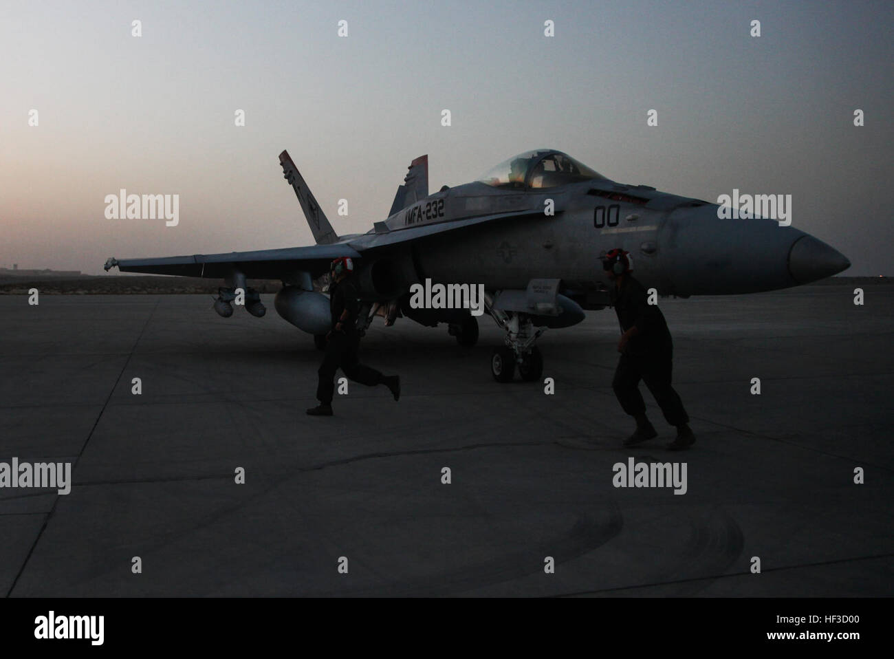 US Marine Luftfahrt Ordnance Techniker mit Marine Fighter Attack Squadron 232, speziellen Zweck Marine Air-Ground Task Force – Crisis Response – Central Command, einer F/A-18 Hornet auf einen Streik Sendung in Südwestasien 10. Juni 2015 vorzubereiten. Piloten von VMFA-232 unterstützen Combined Joint Task Force-Betrieb innewohnende zu lösen, mit einer Kombination von Überwachungsflüge und kinetische strike Missionen, so dass irakische Sicherheitskräfte in ihrem Kampf gegen den islamischen Staat im Irak und der Levante. (US Marine Corps Foto von Leah Agler CPL.) US-Marines Verhalten Betrieb innewohnende Entschlossenheit Streiks 150609-M - Stockfoto