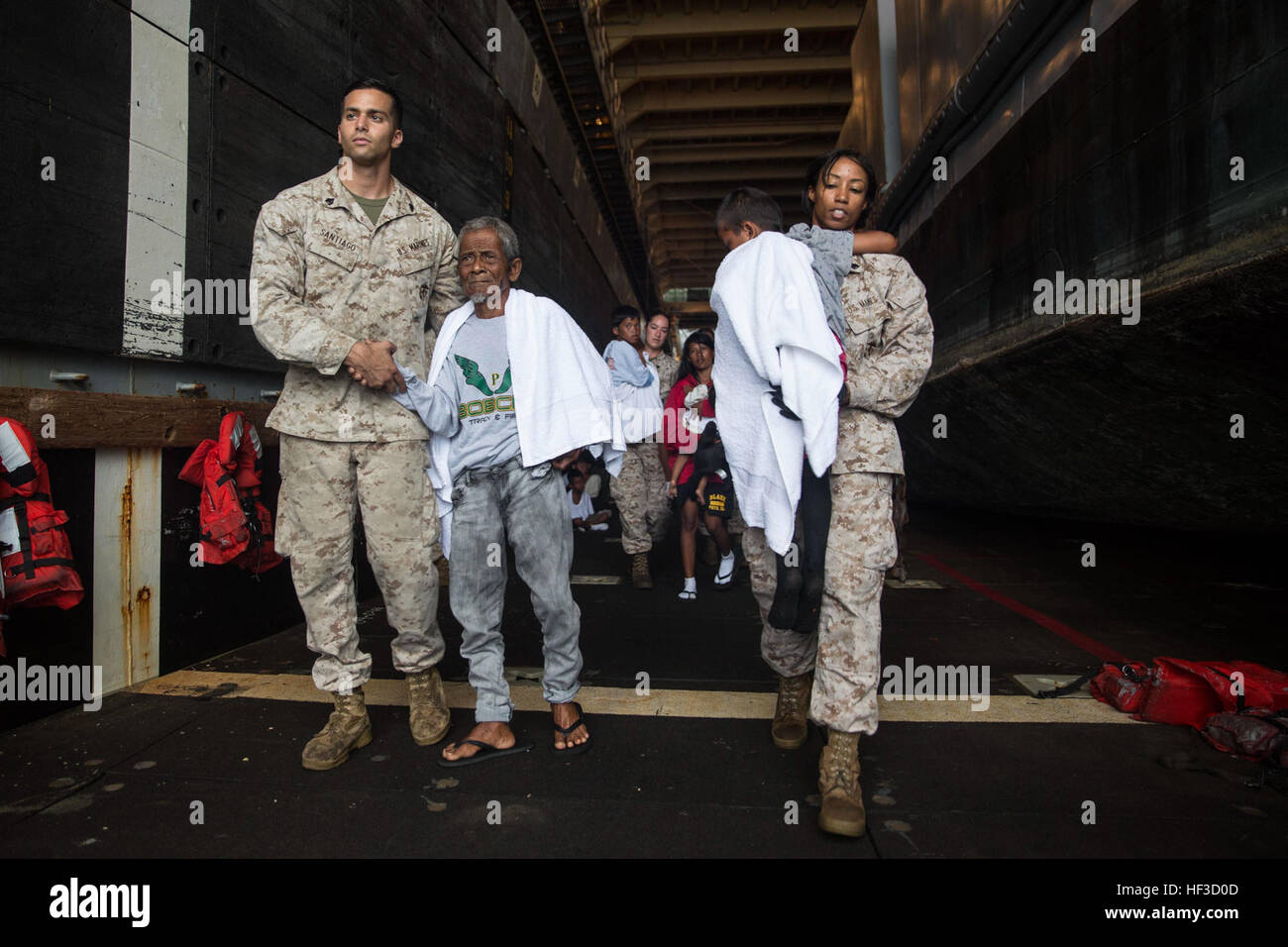 US-Marines mit dem 15. Marine Expeditionary Unit unterstützen notleidende Seeleute bereit, von der USS Rushmore (LSD-47), 11. Juni 2015, eine indonesische Küstenwache Schiff transportiert werden. Die notleidenden Mariners wurden aus einem sinkenden Handwerk in der Straße von Makassar gerettet. Einmal an Bord, die Mariners Essen und ärztliche Hilfe Marines und Matrosen der 15. MEU und Essex amphibische bereit Gruppe lieferte. (U.S. Marine Corps Foto von Sgt. Emmanuel Ramos/freigegeben) 65 Indonesier gerettet aus der Tragödie von US-Marines, Segler 150611-M-ST621-658 Stockfoto