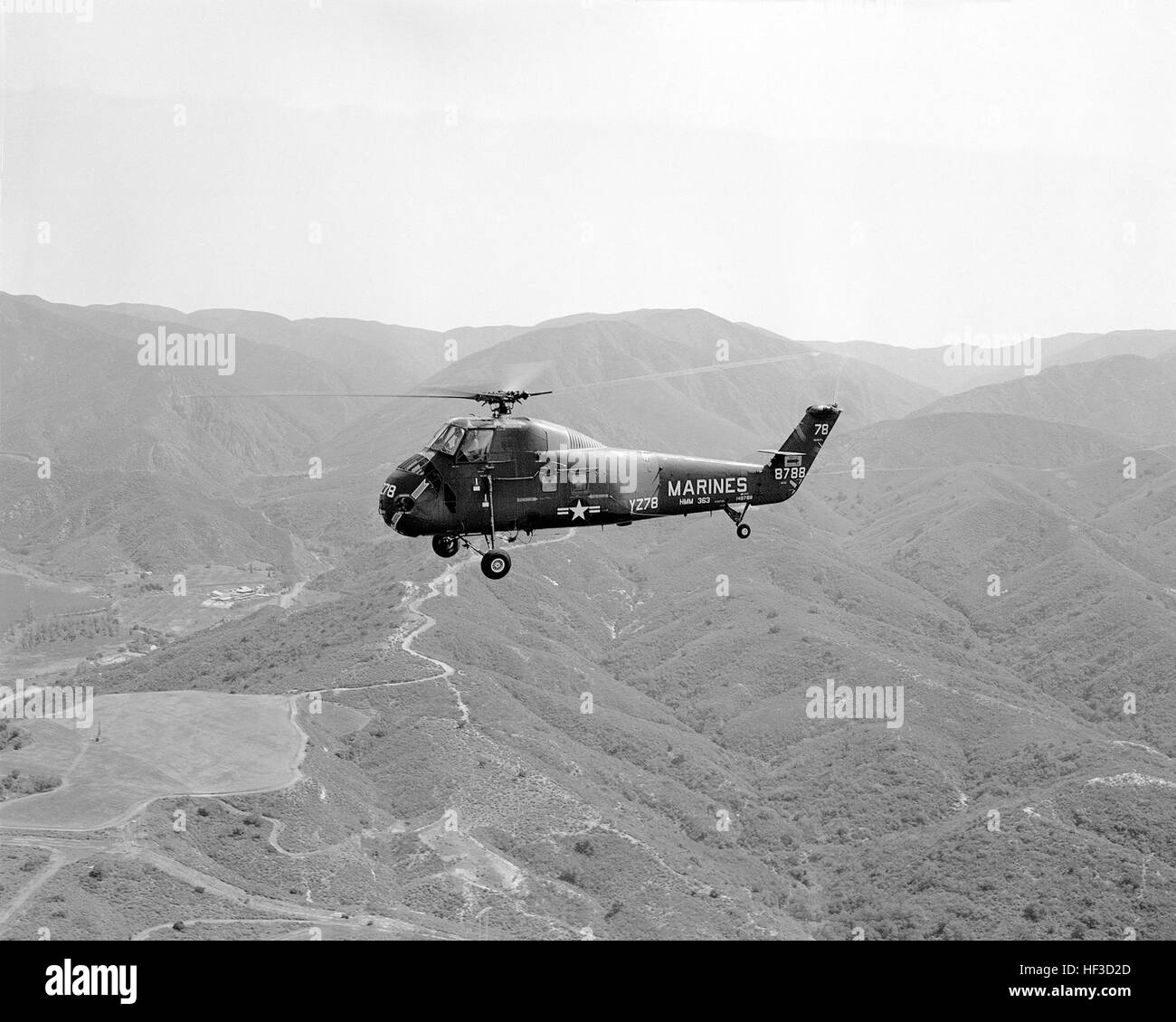 Eine Luft/Luft-linke Seitenansicht der Hubschrauber UH - 34D von HMM-363 Rückkehr aus einem Übungsflug.  Das Flugzeug ist vom Marine Corps Air Station Tustin, Kalifornien. HMH-363 in der Nähe von MCAS Tustin Stockfoto