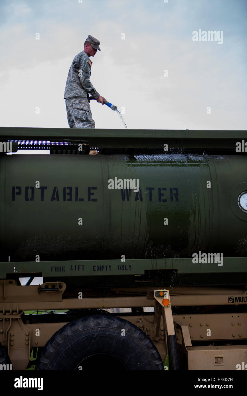 US-Armee Pfc. Dichter Cade, ein Wasser-Reinigung-Spezialist mit Alpha Co. 199 der Louisiana Nationalgarde, testet Wasserstände auf einem Portable-Wasser-LKW in der Belize Defence Forces Preis Barracks während Phase II des Tradewinds 2015 in Belize City, Belize, 15. Juni 2015. Tradewinds 2015 ist eine gemeinsame kombinierte Übung in Verbindung mit Partnerstaaten zur Verbesserung der kollektiven Fähigkeiten der Streitkräfte und Wachkörpern, gegen die grenzüberschreitende organisierte Kriminalität und Durchführung humanitärer/Katastropheneinsätzen geführt. (US Marine Corps Foto von CPL Katelyn Hunter/freigegeben) Handel Stockfoto