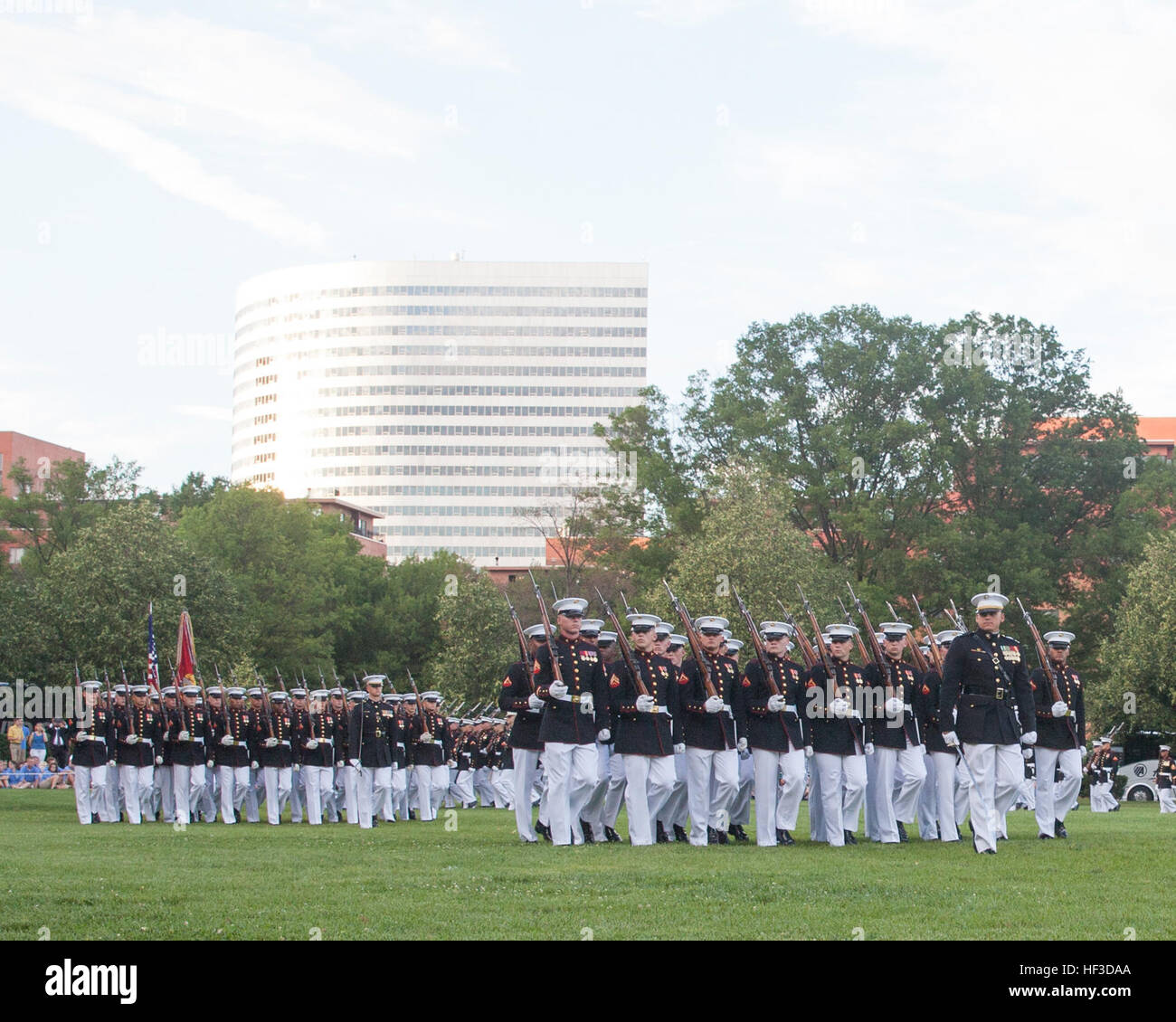 US-Marines mit Marine Barracks Washington ausführen Pass in Überprüfung während einer Sonnenuntergang Parade auf der Marine Corps War Memorial in Arlington, VA., 16. Juni 2015. Die Honorable Stephen A. Womack, Kongressabgeordnete, R -Arche, war der Gast der Ehre für die Parade und Generalleutnant William M. Faulkner, stellvertretender Kommandant, Anlagen und Logistik, war der Hosting-Beamte. Seit September 1956, marschierende und musikalische Einheiten von Marine Barracks Washington, D.C., haben wurde als Hommage an jene deren "war ungewöhnlich Tapferkeit eine gemeinsame Tugend" durch die Vorlage Sonnenuntergang Paraden im Schatten der 32-Fuß hohe Zahlen von der Stockfoto