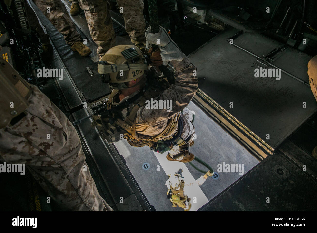 Ein US-Marine mit der 15. Marine Expeditionary Unit Maritime Raid Kraft schnell-Seile aus einer CH-53E Super Stallion auf dem Flugdeck der USS Essex (LHD-2) auf dem Meer in den Indischen Ozean, 17. Juni 2015. Fast-roping bietet diese Marines die Möglichkeit eines schnellen Einsatzes von verschiedenen Arten von Flugzeugen auf Land und bewegende Schiffe. (Foto: U.S. Marine Corps CPL. Anna Albrecht/freigegeben) US-Marines schnell Seil aus CH-53E Super Stallion am Meer 150617-M-SV584-211 Stockfoto