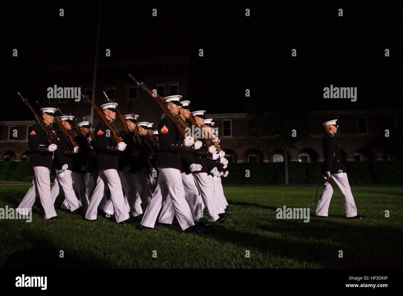 US-Marines mit Marine Barracks Washington (MBW) marschieren in einem Durchgang im Rückblick während der Abend-Parade bei MBW, Washington, DC, 19. Juni 2015. Pensionierte US Marine Corps Generalleutnant Robert M. Shea, Vorsitzender des Board of Directors, Marine Corps Toys for Tots Foundation, war der Gast der Ehre für die Parade und Generalleutnant Richard p. Mills, Kommandant, Marine Forces Reserve und Marine Forces North war der Hosting-Beamte. Der Abend Parade Sommertradition begann im Jahr 1934 und verfügt über die Stille Drill Platoon, der US-Marine Band, der US-Marine Drum und Bugle Corps und zwei marschierenden Unternehmen. M Stockfoto