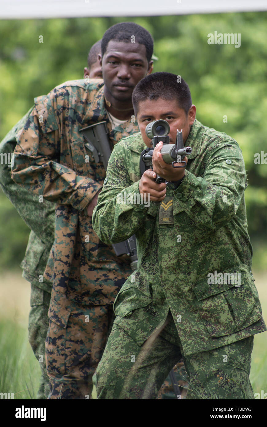 Multi-nationalen Kräfte innen städtische Taktik Praxistraining, innere enge Quartal Schlachten und Zimmer Lichtungen Preis Barracks, Belize, 20. Juni 2015. Tradewinds 2015 ist eine kombinierte, gemeinsame US Southern Command geförderte Bewegung und eine Chance für die beteiligten Partnernationen zusammenkommen, regionale Sicherheit zu erhöhen. (US Marine Corps Foto: Lance Cpl. Kimberly Aguirre/freigegeben) Tradewinds 2015 Raum Clearing Bohrer 150620-M-NX410-009 Stockfoto