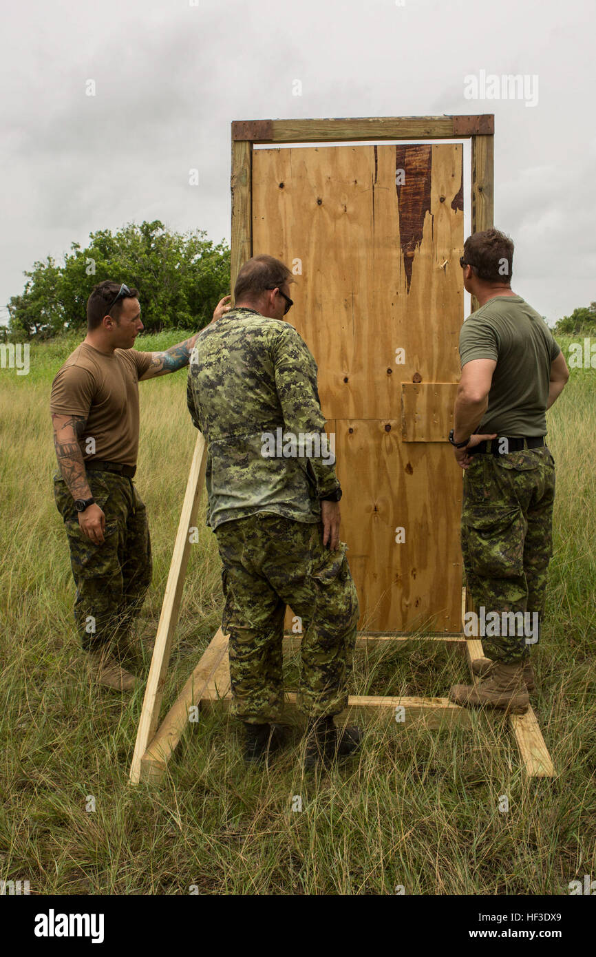 Kanadischen Betrieb Ausbilder mit 2. Bataillon, königliches kanadisches Regiment Schulen multinationale Kräfte auf innere urbanen Taktik Training, Innenraum schließen Viertel Schlachten und Zimmer Lichtungen Preis Barracks, Belize, 20. Juni 2015. Tradewinds 2015 ist eine kombinierte, gemeinsame US Southern Command geförderte Bewegung und eine Chance für die beteiligten Partnernationen zusammenkommen, regionale Sicherheit zu erhöhen. (US Marine Corps Foto: Lance Cpl. Kimberly Aguirre/freigegeben) Tradewinds 2015 Raum Clearing Bohrer 150620-M-NX410-066 Stockfoto