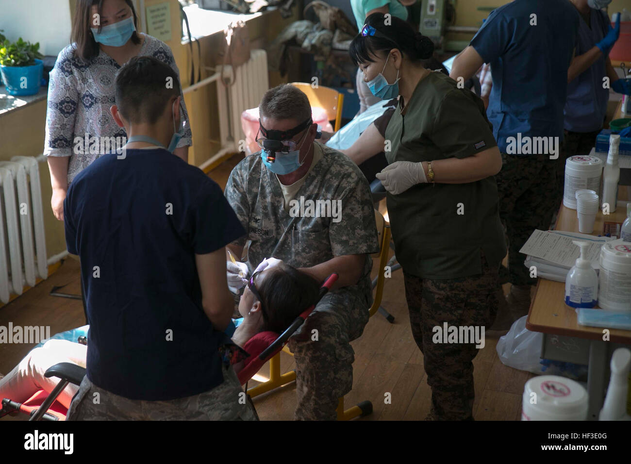 Mongolische und US-Militärangehörige bieten Zahnpflege für mongolische Bewohner als Bestandteil der Gesundheit Unterstützung Servicelösung während Khaan Quest 2015 an der 79. High School in Ulaanbaatar, Mongolei, Juni 21. Khaan Quest ist eine regelmäßige, multinationale Übung veranstaltet jährlich die mongolischen Streitkräfte und Co-gesponsert von der US-Armee, Pacific und US Marine Corps Forces Pacific. (U.S. Marine Corps Foto von Lance Cpl. Cedric R. Haller II/freigegeben) Mongolische Armee, US-Militärangehörige führen Gesundheit Service Support Vertrag 150621-M-TF269-141 Stockfoto