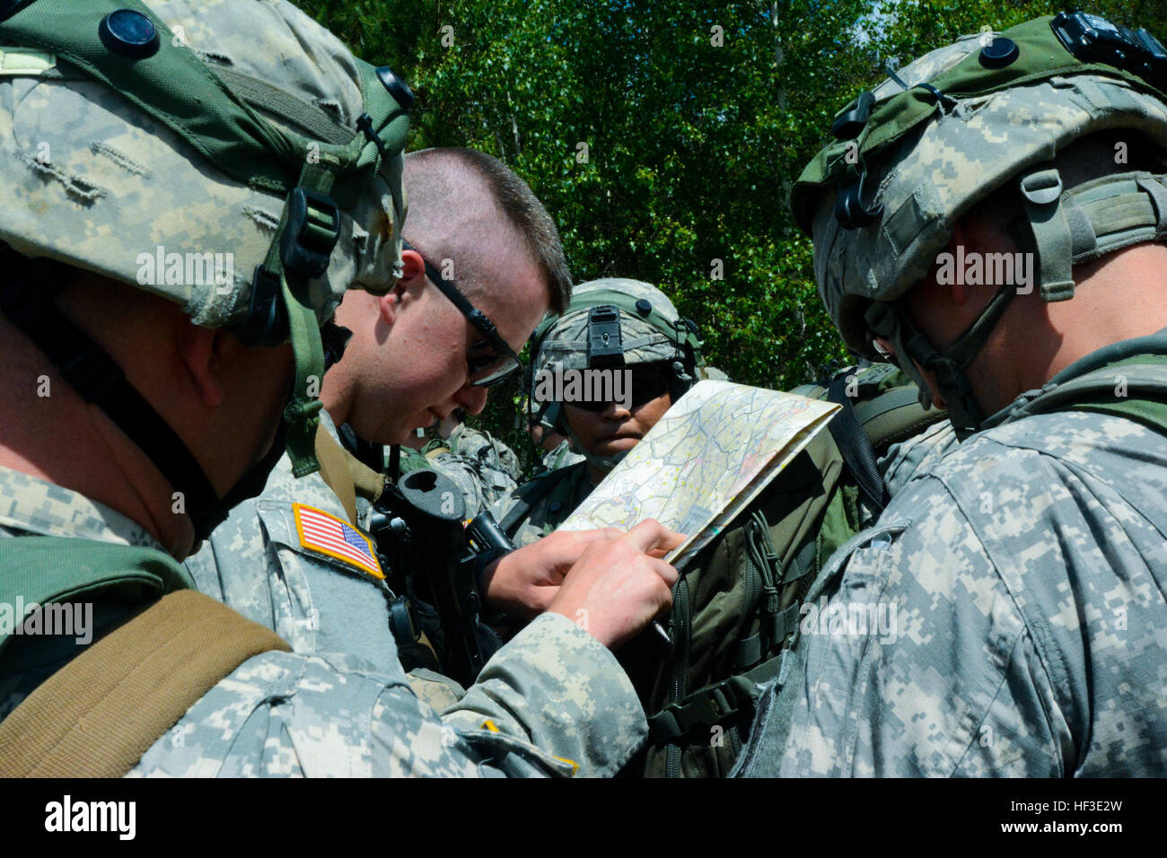 Soldaten der Kompanie B, 3. Bataillon, 172. Infanterie-Regiment (Berg) lesen eine Karte zur Vorbereitung einer Multi-Echelon integrierte Brigade Übung auf Fort-Trommel, N.Y., 21.-23. Juni 2015. Die Infanterie bekämpfen Ingenieure arbeiten zogen durch die Nacht anhaltende Gewitter und Starkregen sowie schwieriges Gelände um kämpfende Positionen zu sichern und ihre Ziele zu erreichen. Die MIBT wurde erstellt und bewertet durch Beobachter Controller/Trainer, die Feedback an die Brigade über ihre Erfolge und Misserfolge während der Übung, und Bereiche, in denen sie kann ich, empfehlen Stockfoto