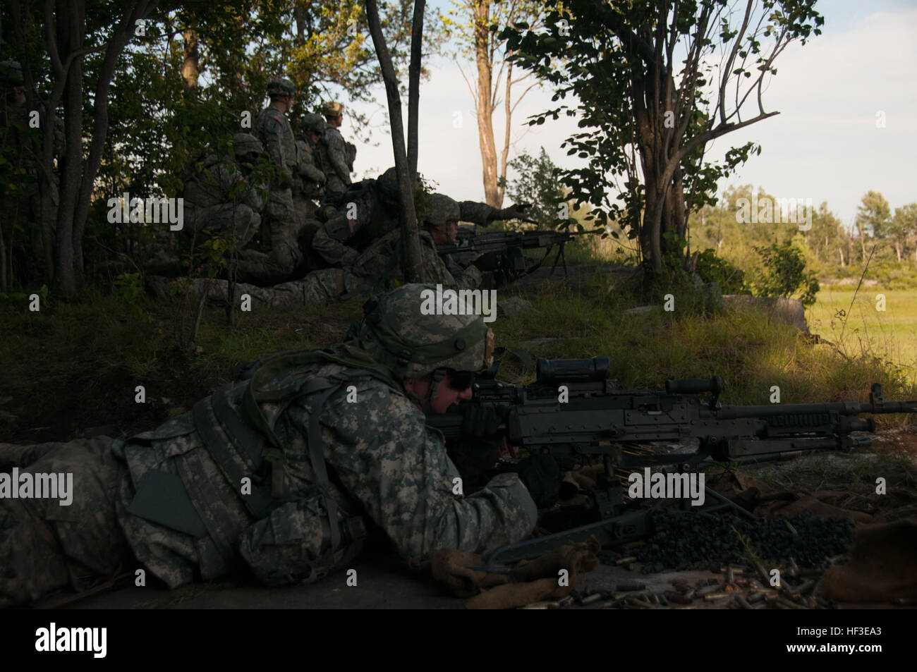 US-Armeesoldaten mit A Company, 3. Bataillon, 172. Infanterie-Regiment (Berg), Feuer auf Ziele in einem Gegenangriff Phase das Gerät live-Feuer-Bereich bei Fort-Trommel, N.Y., 24. Juni 2015. 86. Infantry Brigade Combat Team (Berg) nahmen an Multi-Echelon integrierte Brigade Ausbildung als Mittel zur Aufrechterhaltung der Kampfbereitschaft durch seine gesamte Armee Kraft Generation bereit Jahr. (Foto: US Army National Guard Staff Sgt Nathan Rivard) Gegenangriff 150624-Z-NB545-034 Stockfoto