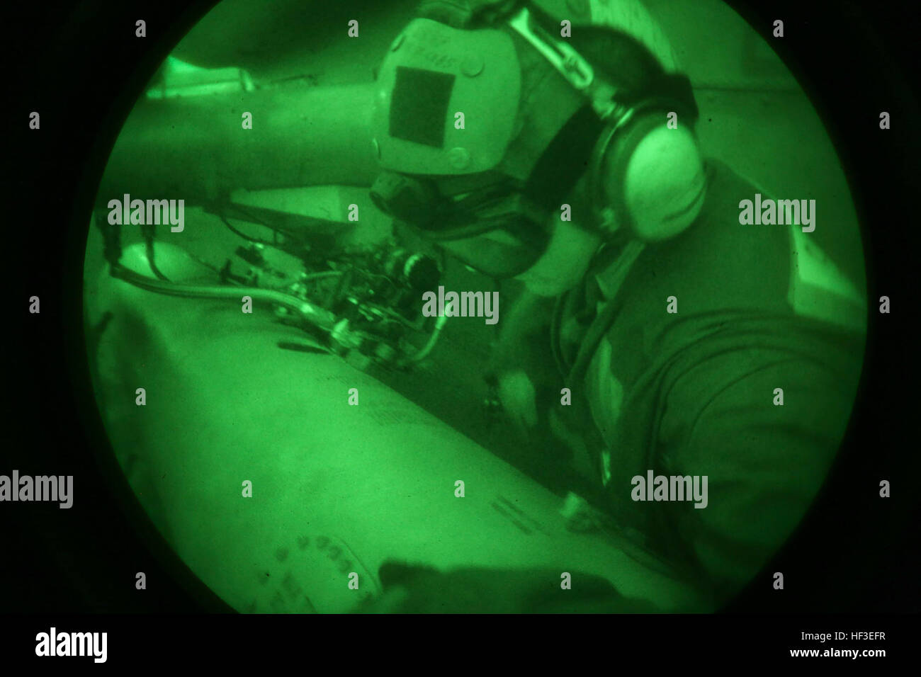 U.S. Marine Lance Cpl. James R. Shugart, ein Hubschrauber-Mechaniker mit der Nacht Crew, Marine Medium Tiltrotor Squadron (VMM) 162 (Stahlbeton), 26. Marine Expeditionary Unit (MEU), prüft das äußere eine AH-1 Super Cobra vorherige während einer amphibischen bereit Gruppe/Marine Expeditionary Unit Übung (ARG/MEU-Ex) an Bord der USS Kearsarge, 25. Juni 2015 Take-off. Marines mit der Nacht-Crew inspizieren Flugzeuge während der Nachteinsätze, die Sicherheit des Piloten und die Passagiere zu gewährleisten. Die 26. MEU und amphibischen Geschwader 4 führen eine ARG/MEU-Ex in Vorbereitung für ihren Einsatz für die 5. und 6 Stockfoto