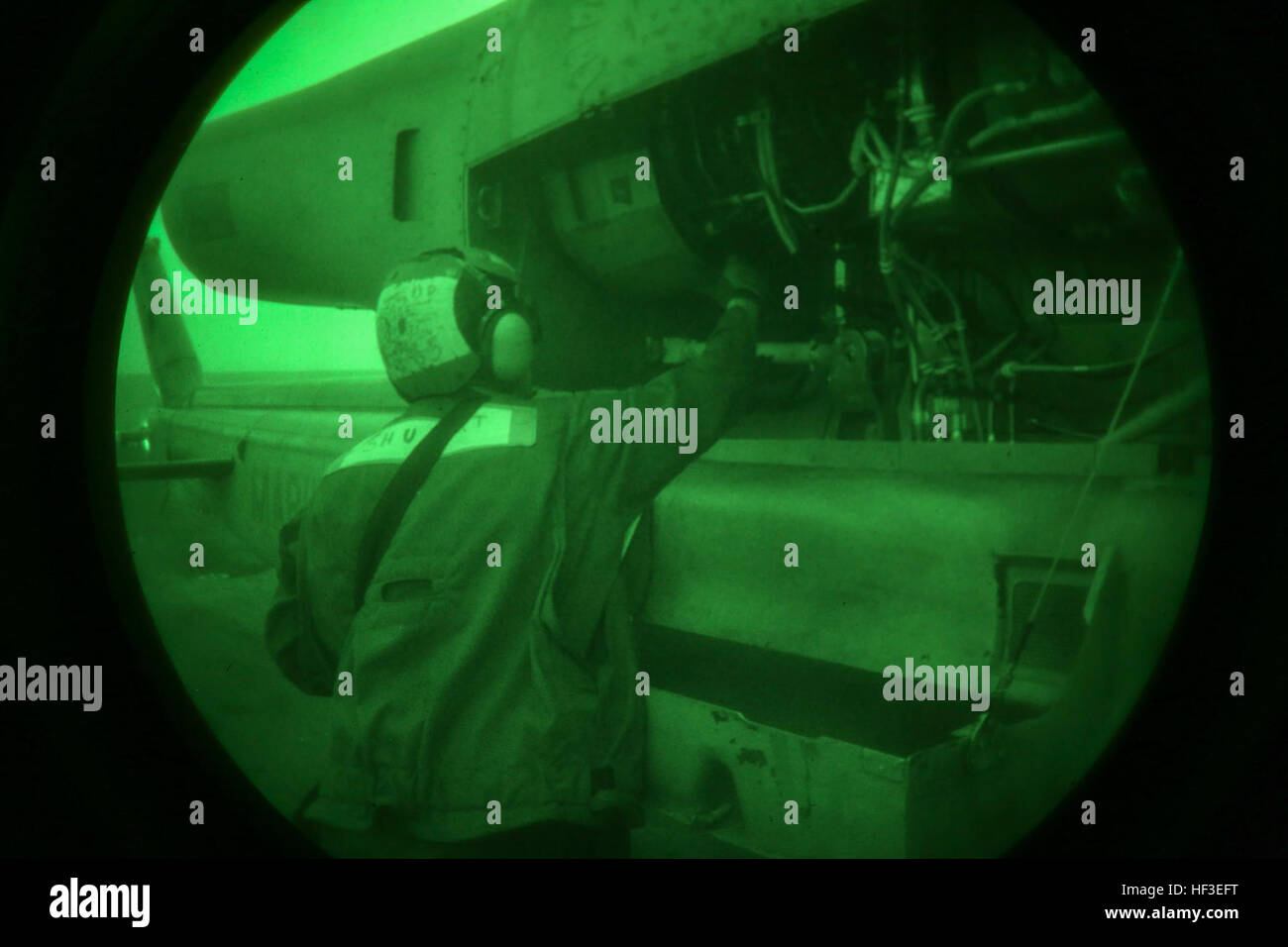 U.S. Marine Lance Cpl. James R. Shugart, ein Hubschrauber-Mechaniker mit der Nacht Crew, Marine Medium Tiltrotor Squadron (VMM) 162 (Stahlbeton), 26. Marine Expeditionary Unit (MEU), prüft die Innenteile von einem AH-1 Super Cobra vorherige während einer amphibischen bereit Gruppe/Marine Expeditionary Unit Übung (ARG/MEU-Ex) an Bord der USS Kearsarge, 25. Juni 2015 Take-off. Marines mit der Nacht-Crew durchführen Vorflugkontrollen während Nachteinsätze damit die Sicherheit des Piloten und die Passagiere. Die 26. MEU und amphibischen Geschwader 4 führen eine ARG/MEU-Ex in Vorbereitung auf ihre Scha Stockfoto