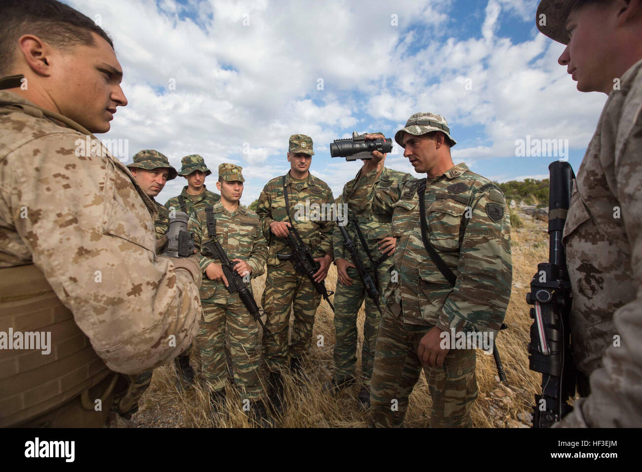 Lance Cpl. Hunter Locklear, links, und CPL. Devon Harrison, beide Maschine "Gunners" mit Ostindien-Kompanie, Battalion Landing Team 3. Bataillon, 6. Marine Regiment, 24. Marine Expeditionary Unit, zusehen, wie eine griechische Marine mit dem 521 Marine Bataillon durch ein PVS - 17 C Nachtsichtgerät, Volos, Griechenland, 26. Juni 2015 sieht. Eine Kontingent von MEU Marines war an Land in Griechenland im Rahmen eines bilateralen Trainings mit griechischen Marines 521 Marine Battalion zugeordnet. Die 24. MEU ist auf den Schiffen der Iwo Jima amphibisches bereit Gruppe in Angriff genommen und eingesetzt, um die Aufrechterhaltung der regionalen Sicherheit in der Stockfoto