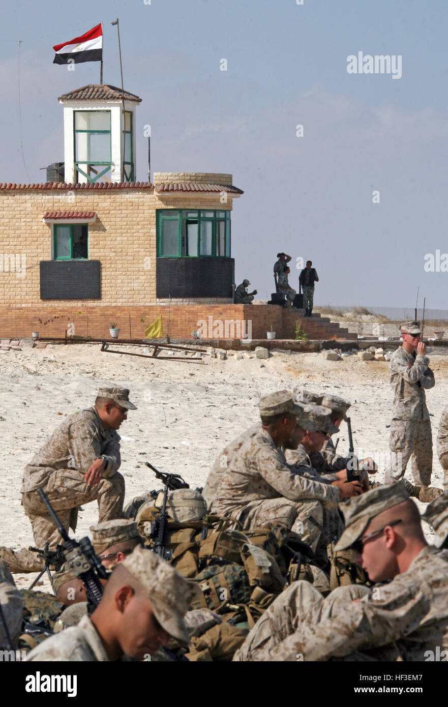 Marines aus Ostindien-Kompanie, Battalion Landing Team, 3. Bataillon, 2. Marine Regiment, 22. Marine Expeditionary Unit, warten auf Transport, während eine Abladung von amphibischen Dock Landungsschiff USS Fort McHenry für Übung Bright Star 2009 in Ägypten, Okt. 10. Die multinationale Übung dient zur Bereitschaft, Interoperabilität, Verbesserung und Stärkung der militärischen und professionellen Beziehungen zwischen den USA, ägyptischen und beteiligten Kräfte. Heller Stern ist von US Central Command durchgeführt und findet alle zwei Jahre statt. Elemente des 22. MEU sind derzeit beteiligen sich an der multi-nationalen Ex Stockfoto