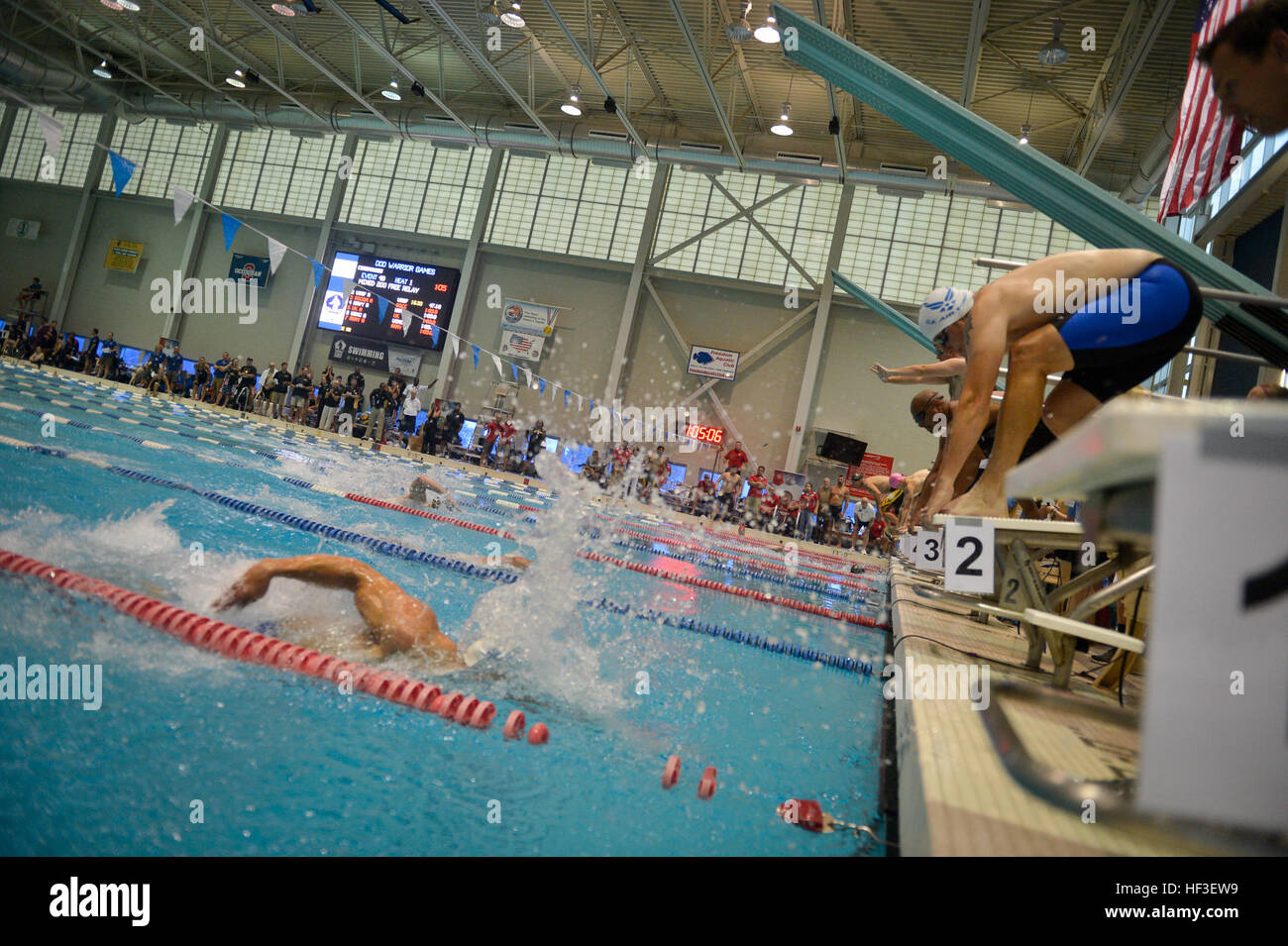 Teams mit den 2015 Department of Defense (DoD) Krieger spielen führen die Relais Teil des Förderwettbewerbs "schwimmen" auf Freiheit Aquatics, Manassas, Virginia, 27. Juni 2015. Krieger Spiele, gegründet 2010, ist ein Paralympic-Stil-Wettbewerb, dass Funktionen acht adaptive Sport für, kranke verletzte, und Soldat innen und Veteranen aus der US Army, Marine Corps, Marine/Küstenwache, Luftwaffe, Special Operations Command und die britischen Streitkräfte verletzt. In diesem Jahr wird zum erste Mal nimmt das DoD Verantwortung für die operative Planung und Koordination der Veranstaltung, in welcher rund 250 athl Stockfoto