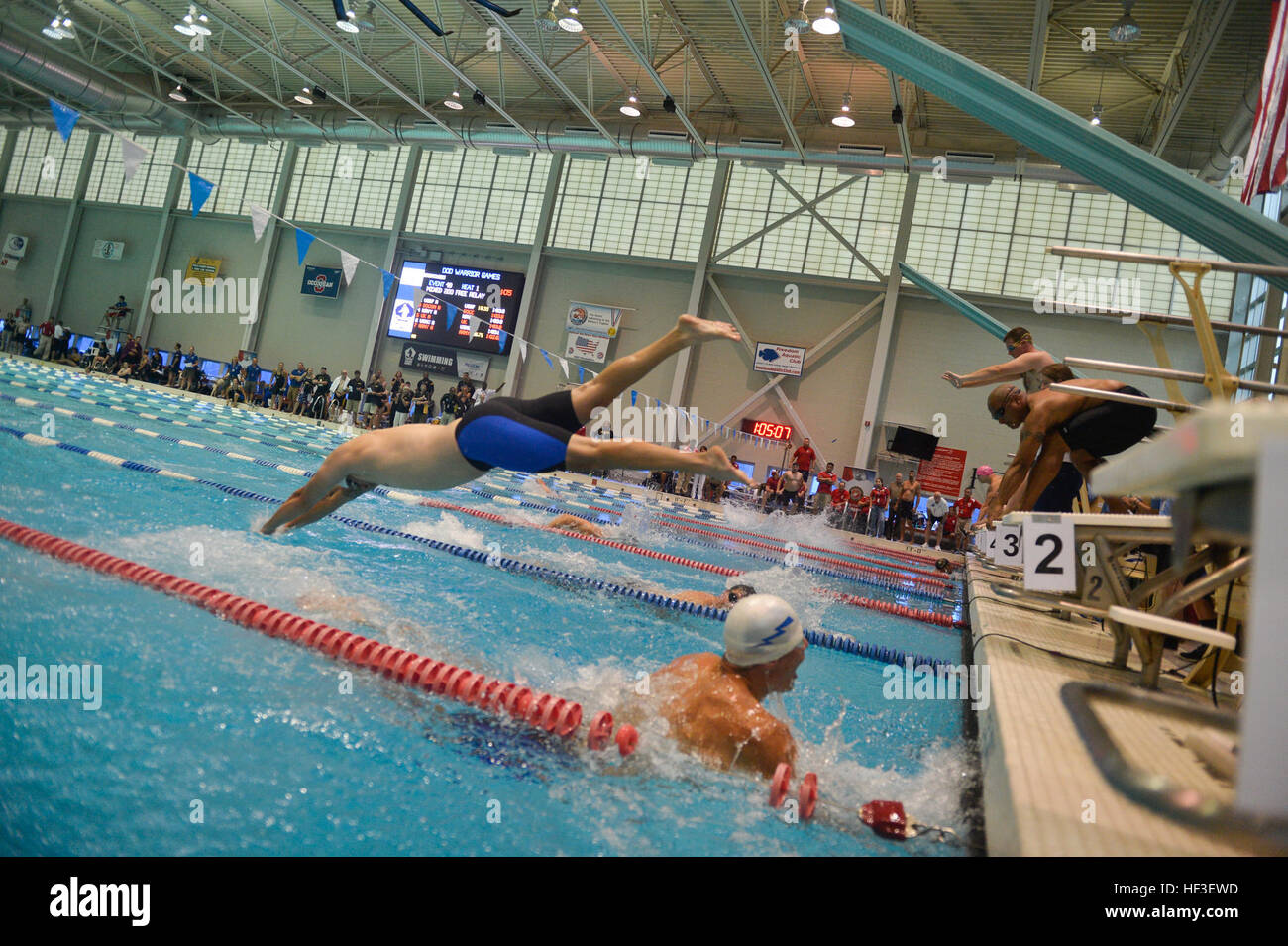 Teams mit den 2015 Department of Defense (DoD) Krieger spielen führen die Relais Teil des Förderwettbewerbs "schwimmen" auf Freiheit Aquatics, Manassas, Virginia, 27. Juni 2015. Krieger Spiele, gegründet 2010, ist ein Paralympic-Stil-Wettbewerb, dass Funktionen acht adaptive Sport für, kranke verletzte, und Soldat innen und Veteranen aus der US Army, Marine Corps, Marine/Küstenwache, Luftwaffe, Special Operations Command und die britischen Streitkräfte verletzt. In diesem Jahr wird zum erste Mal nimmt das DoD Verantwortung für die operative Planung und Koordination der Veranstaltung, in welcher rund 250 athl Stockfoto