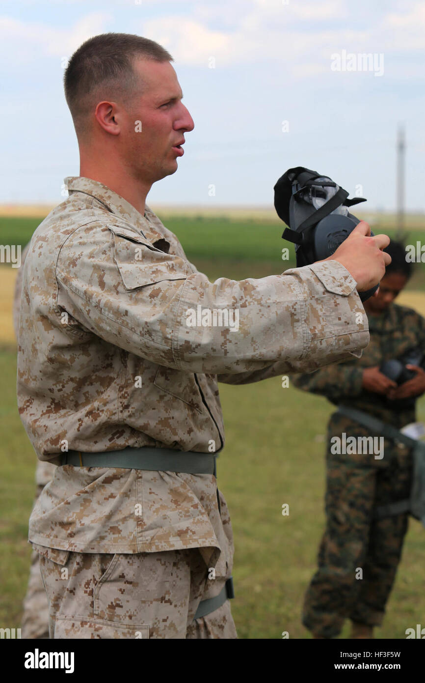 Lance Cpl. Steven White, chemische, biologische, radiologische und nukleare Marine mit Schwarzmeer Drehkraft und gebürtig aus Beaver Falls, Pennsylvania, durchgeführt die CS Kammer und Gasmaske Einarbeitung Jahreskurs für US-Marines von Sitz und Serviceunternehmen, Schwarzmeer Drehkraft in Mihail Kogalniceanu, Rumänien, Juni 29-30. CBRN-Training ist eines der viele verschiedenen Arten von Engagements ausgeübt mit Partnerstaaten in das Schwarze Meer, Ostsee, Balkan und Caucasus Regionen im Rahmen der Rotations-Bereitstellung für Osteuropa. (U.S. Marine Corps Foto von 1st Lt. Sarah E. Stockfoto