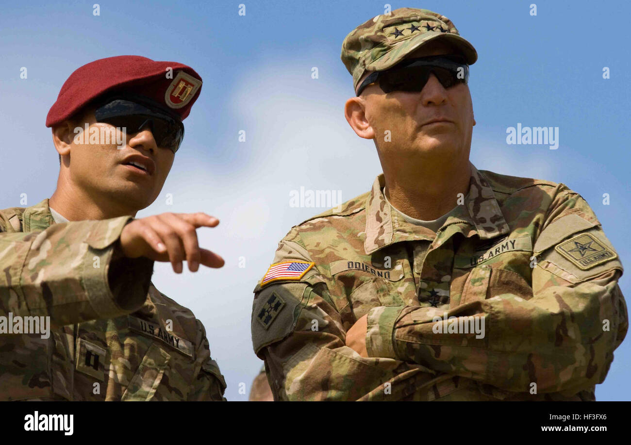 United States Army Chief Of Staff, General Raymond T. Odierno, hat das Recht, seine Aufmerksamkeit zu einer multinationalen Demonstration von Dog Company, 1st Battalion (Airborne) 503. Infanterieregiment, 173. Infantry Brigade Combat Team (Airborne), Mission Befehl Element, 4. US-Infanteriedivision und der litauischen Land Forces Algirdo Bataillon durchgeführt Regie Hund Co. Kommandant, Capt Helaman P. Fepuleai, während Odiernos Besuchs in der großen litauischen Hetman Jonusas Radvila Training Regiment , in Rukla, Litauen, 7. Juli 2015. Die Soldaten der 4. Infanterie Division Mission Befehl Element (MCE) sind Teil o Stockfoto