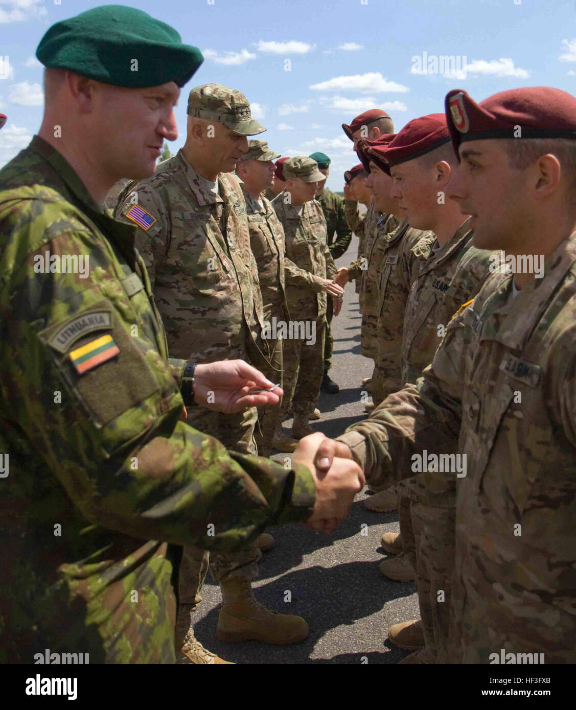 Vereinigte Staaten Armee-Stabschef, folgt General Raymond T. Odierno hinter litauischen Land Forces Commander, Generalmajor Almantas Leika, verließ, als er ein Soldat zugewiesen Dog Company, 1st Battalion (Airborne), 503. Infanterieregiment, 173. Infantry Brigade Combat Team (Airborne), awards mit litauischen springen Flügel nach einer multinationalen Fallschirmsprung von UH - 60M Black Hawk-Hubschrauber bei der großen litauischen Hetman Jonusas Radvila Training Regiment , in Rukla, Litauen, 7. Juli 2015. Der Sprung beteiligt waren Soldaten aus Dog Company, Mission Befehl Element, 4. US-Infanteriedivision und der L Stockfoto